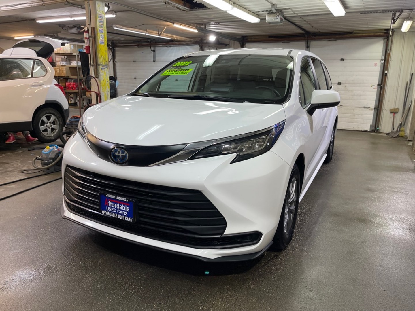 2022 WHITE TOYOTA SIENNA LE LE (5TDKRKEC6NS) with an 2.5L engine, Continuously Variable transmission, located at 2525 S. Cushman, Fairbanks, AK, 99701, (907) 452-5707, 64.824036, -147.712311- Photo#1