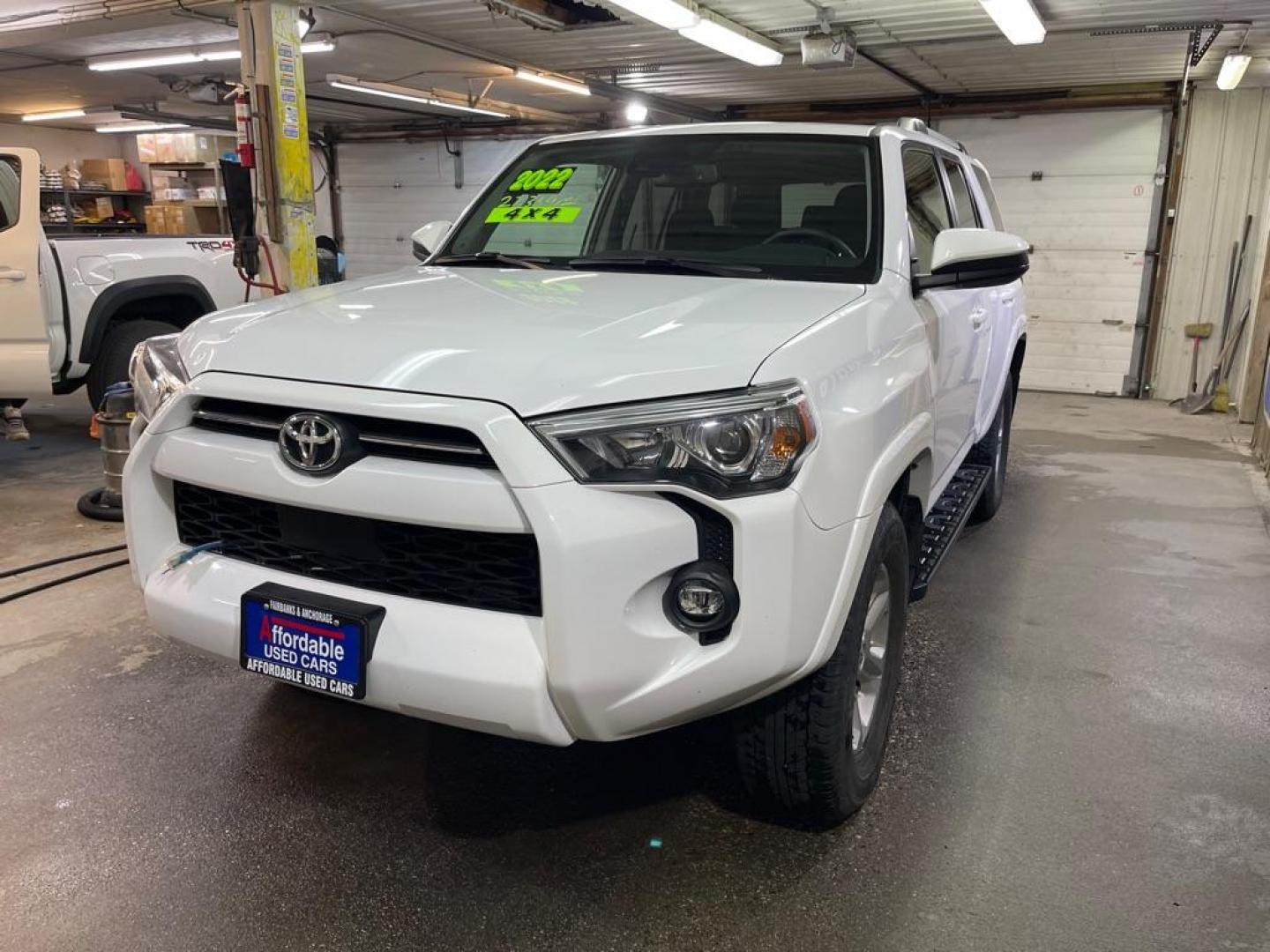 2022 WHITE TOYOTA 4RUNNER SR5/SR5 PREMIUM (JTEMU5JR6N6) with an 4.0L engine, Automatic transmission, located at 2525 S. Cushman, Fairbanks, AK, 99701, (907) 452-5707, 64.824036, -147.712311 - Photo#1