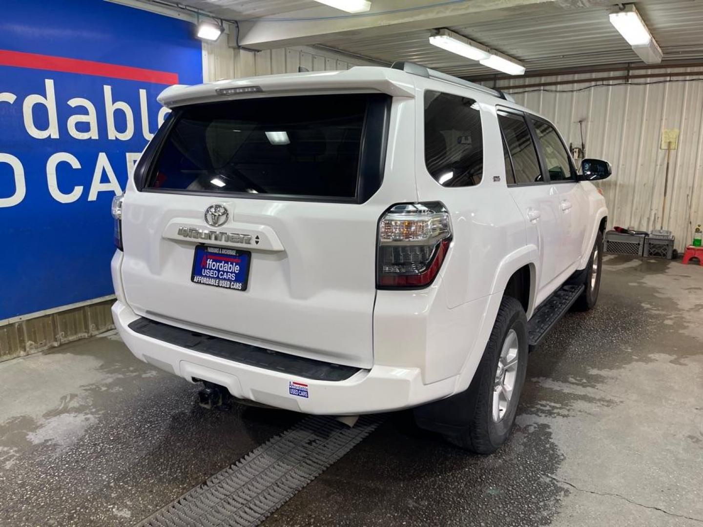 2022 WHITE TOYOTA 4RUNNER SR5/SR5 PREMIUM (JTEMU5JR6N6) with an 4.0L engine, Automatic transmission, located at 2525 S. Cushman, Fairbanks, AK, 99701, (907) 452-5707, 64.824036, -147.712311 - Photo#2