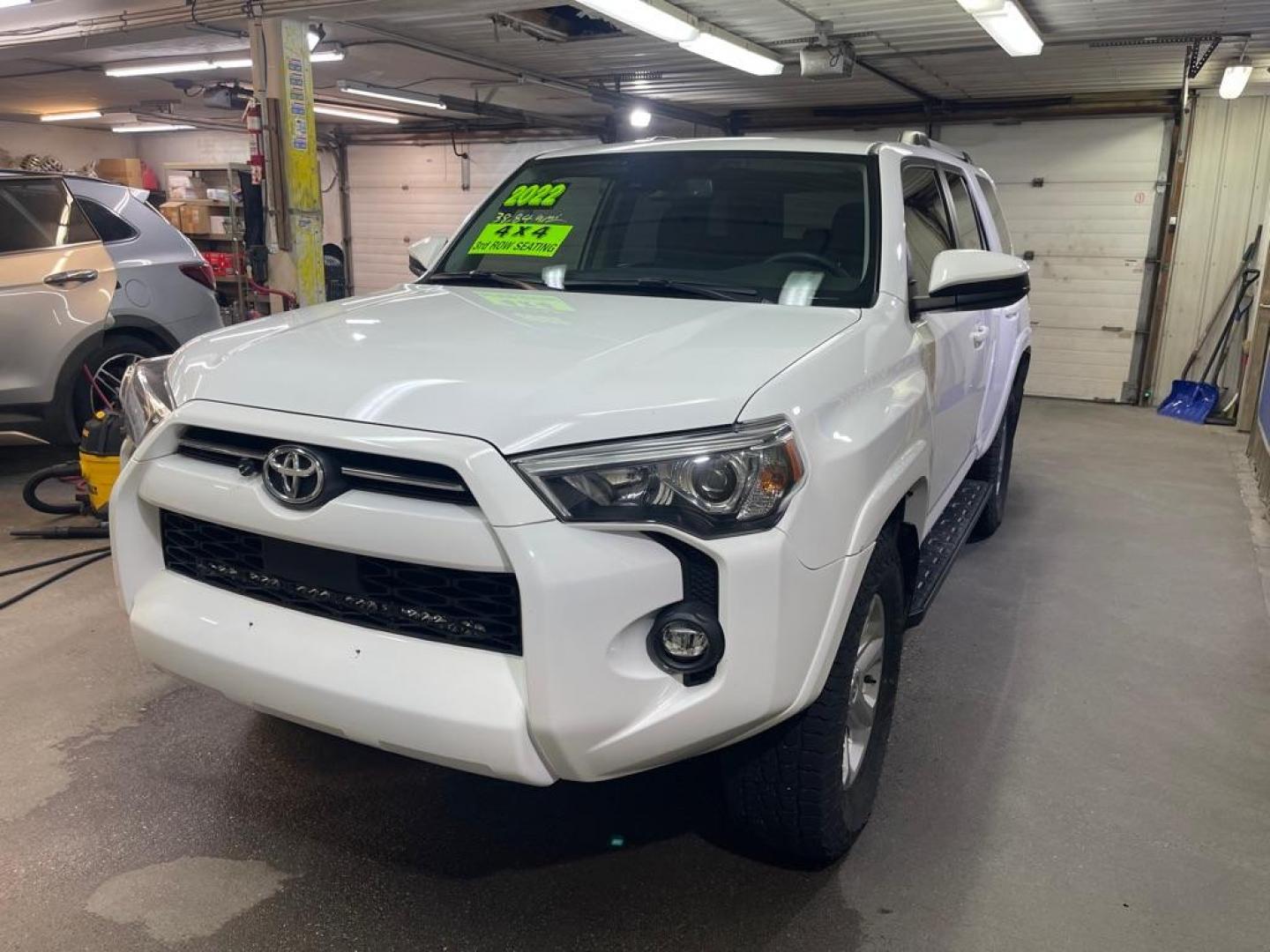 2022 WHITE TOYOTA 4RUNNER SR5/SR5 PREMIUM (JTEMU5JR6N6) with an 4.0L engine, Automatic transmission, located at 2525 S. Cushman, Fairbanks, AK, 99701, (907) 452-5707, 64.824036, -147.712311 - Photo#1