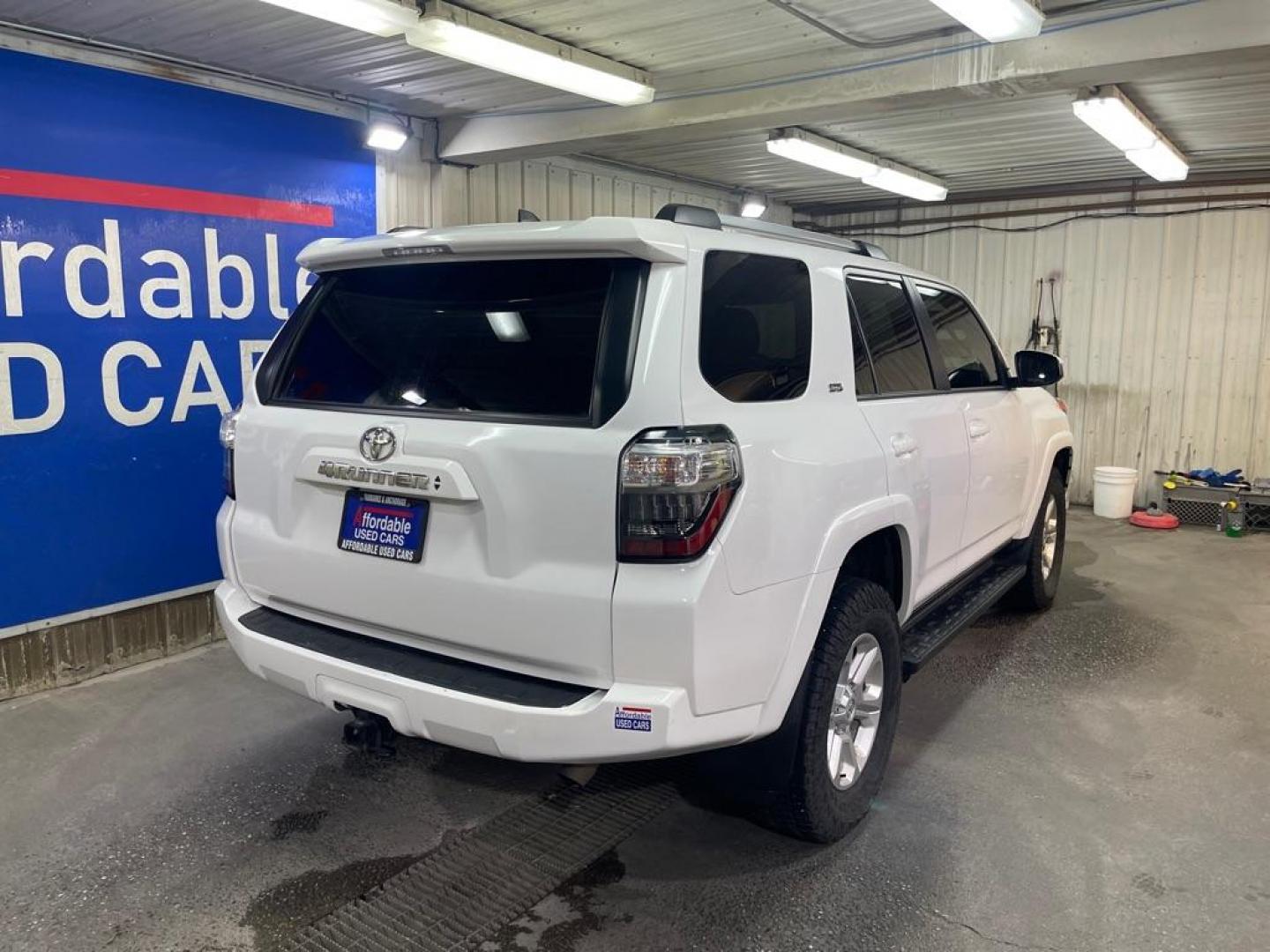2022 WHITE TOYOTA 4RUNNER SR5/SR5 PREMIUM (JTEMU5JR6N6) with an 4.0L engine, Automatic transmission, located at 2525 S. Cushman, Fairbanks, AK, 99701, (907) 452-5707, 64.824036, -147.712311 - Photo#2