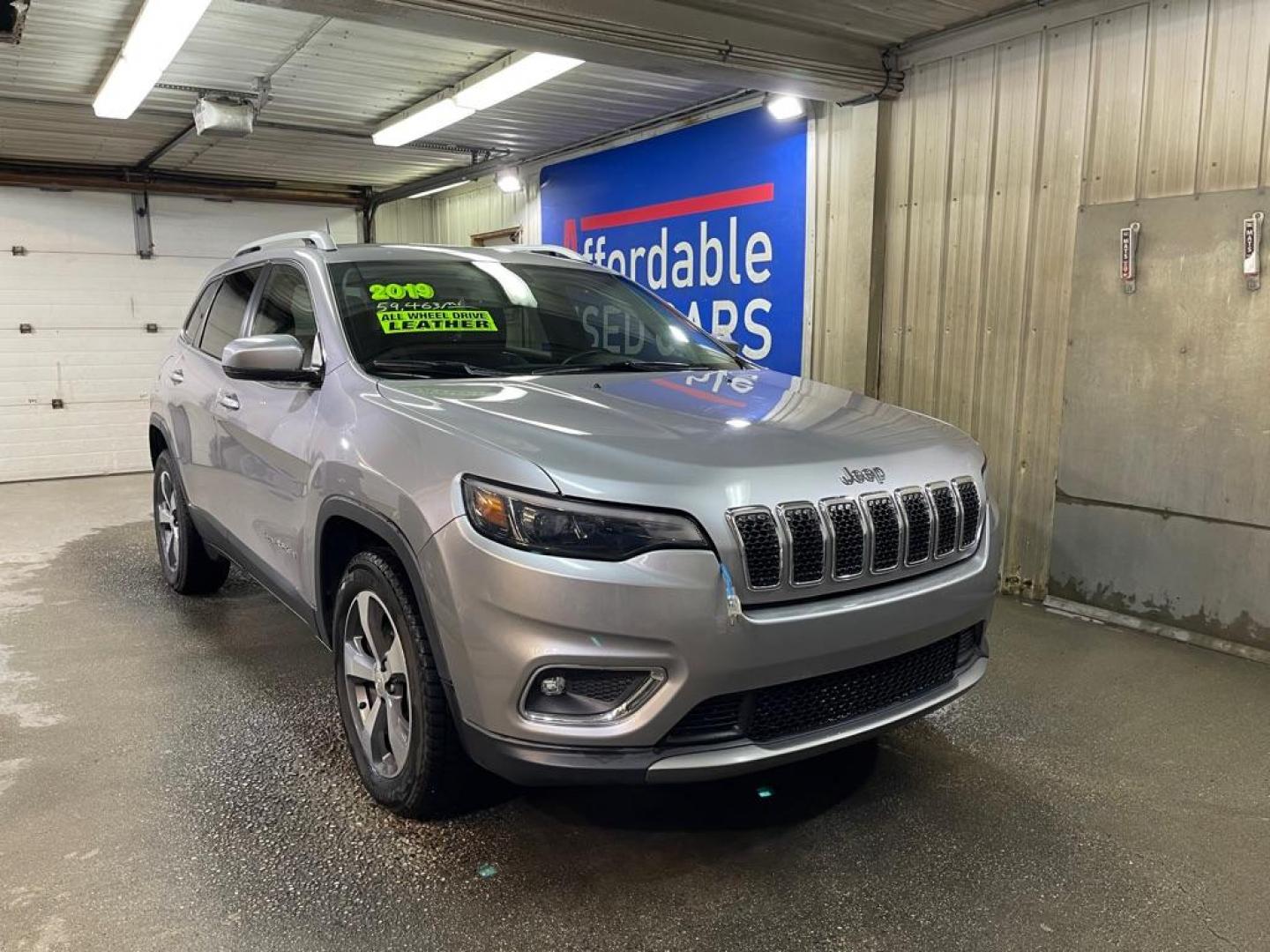 2019 SILVER JEEP CHEROKEE LIMITED (1C4PJMDX2KD) with an 3.2L engine, Automatic transmission, located at 2525 S. Cushman, Fairbanks, AK, 99701, (907) 452-5707, 64.824036, -147.712311 - Photo#0