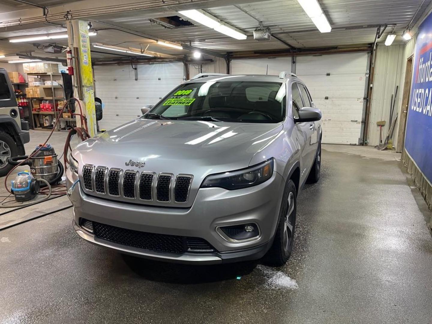 2019 SILVER JEEP CHEROKEE LIMITED (1C4PJMDX2KD) with an 3.2L engine, Automatic transmission, located at 2525 S. Cushman, Fairbanks, AK, 99701, (907) 452-5707, 64.824036, -147.712311 - Photo#1