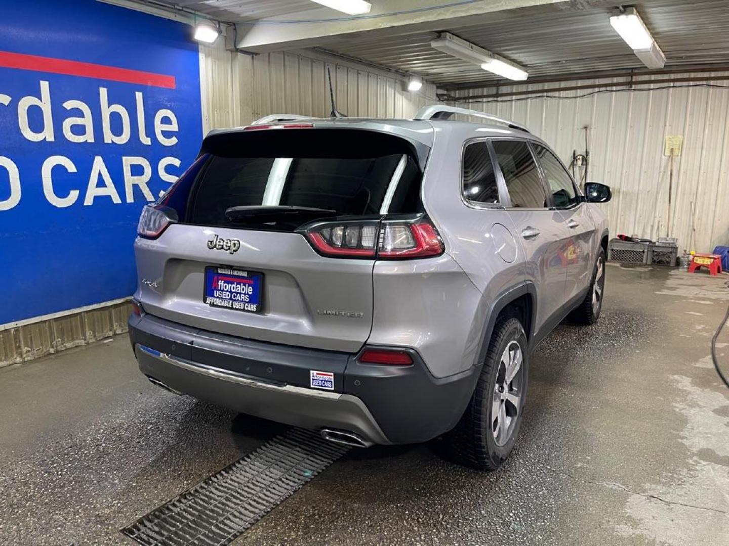 2019 SILVER JEEP CHEROKEE LIMITED (1C4PJMDX2KD) with an 3.2L engine, Automatic transmission, located at 2525 S. Cushman, Fairbanks, AK, 99701, (907) 452-5707, 64.824036, -147.712311 - Photo#2