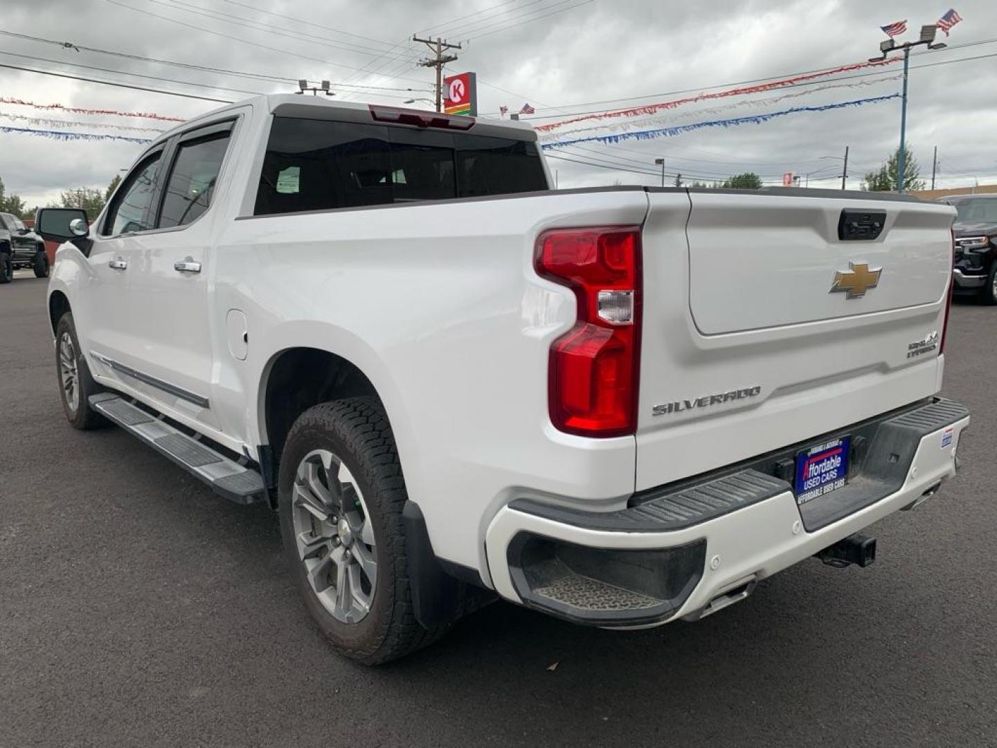 2023 WHITE CHEVROLET SILVERADO 1500 HIGH COUNTRY (3GCUDJE85PG) with an 3.0L engine, Automatic transmission, located at 2525 S. Cushman, Fairbanks, AK, 99701, (907) 452-5707, 64.824036, -147.712311 - Photo#2