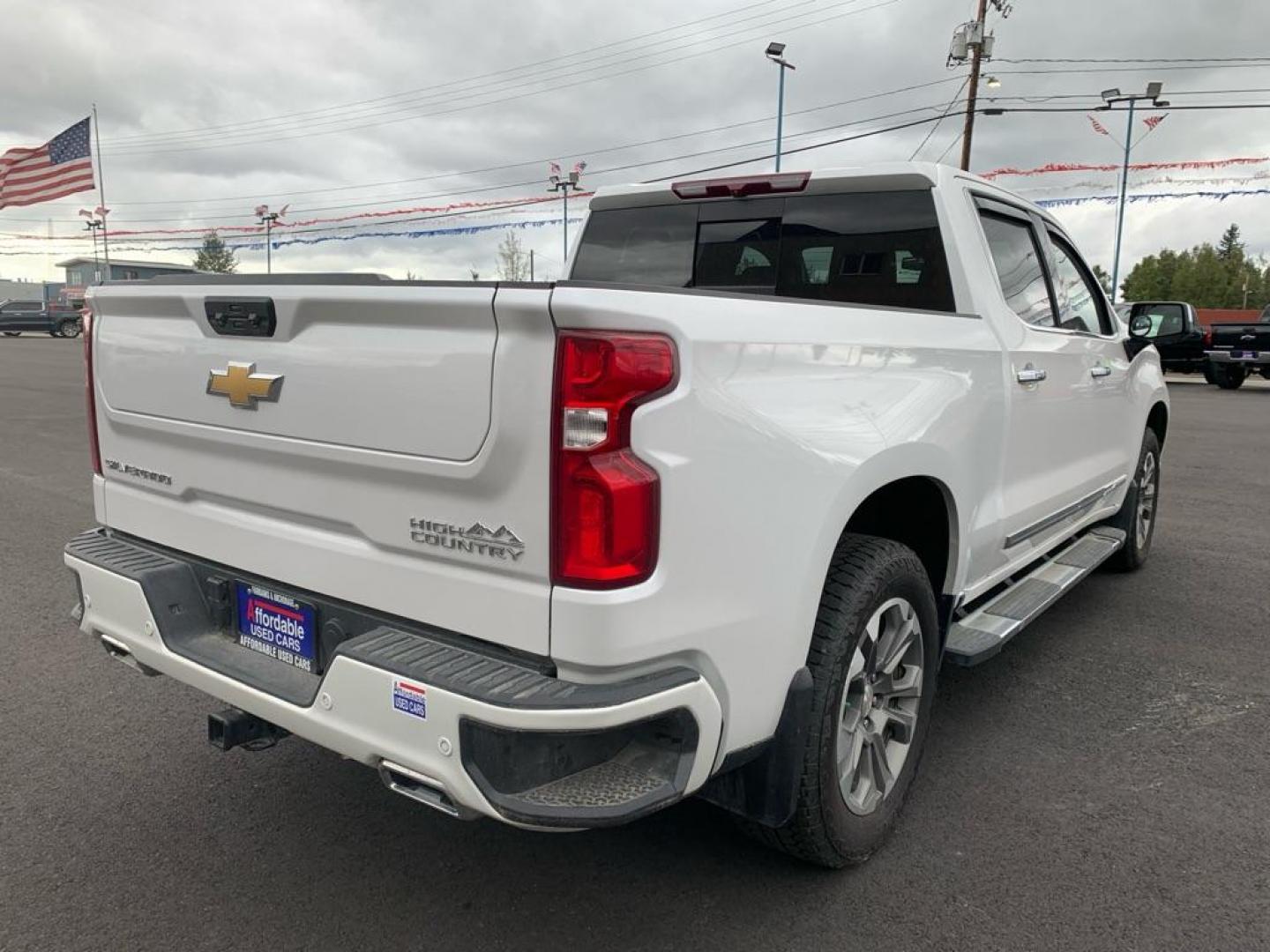 2023 WHITE CHEVROLET SILVERADO 1500 HIGH COUNTRY (3GCUDJE85PG) with an 3.0L engine, Automatic transmission, located at 2525 S. Cushman, Fairbanks, AK, 99701, (907) 452-5707, 64.824036, -147.712311 - Photo#3