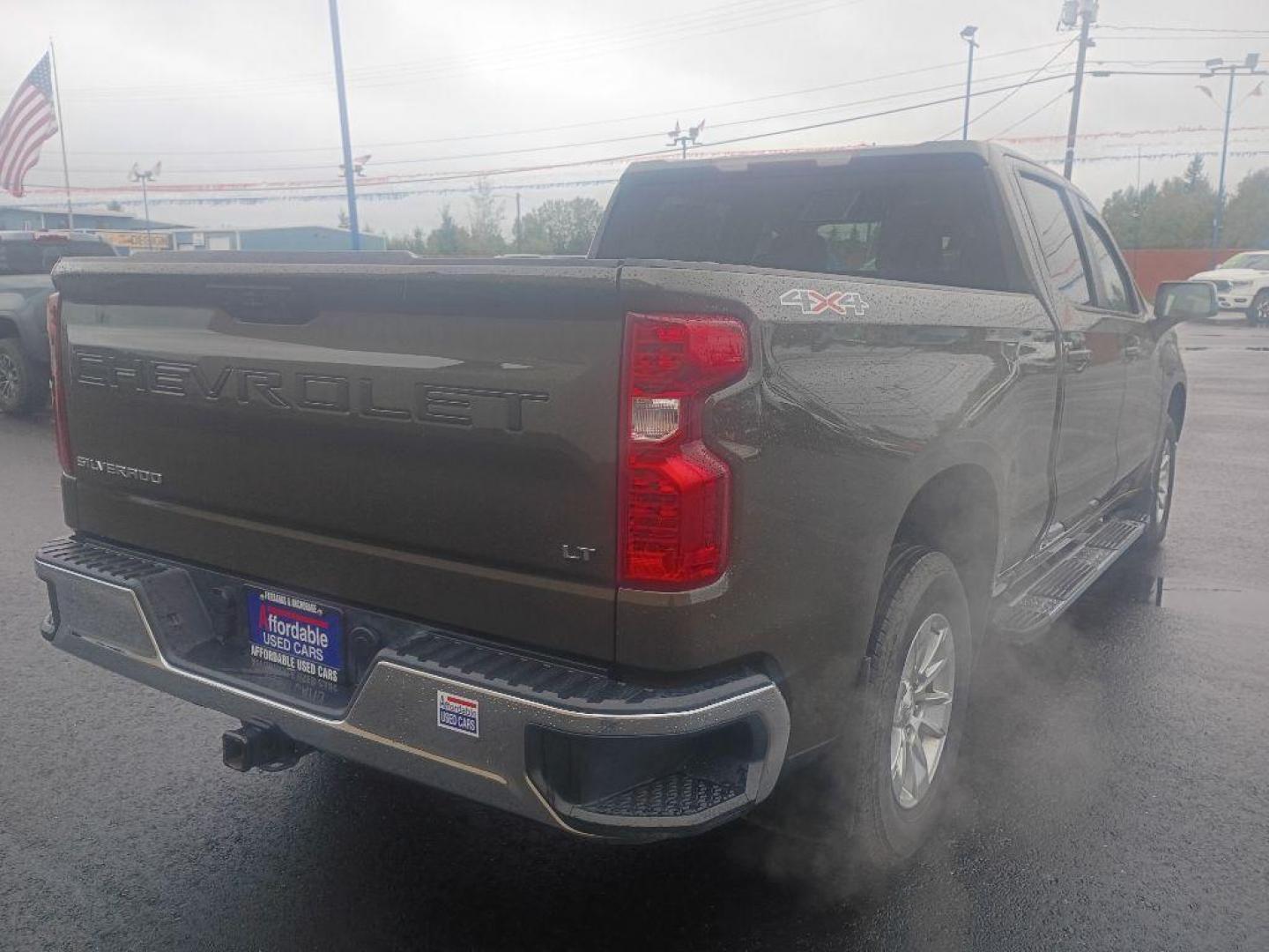 2023 GREEN CHEVROLET SILVERADO 1500 LT (1GCUDDED1PZ) with an 5.3L engine, Automatic transmission, located at 2525 S. Cushman, Fairbanks, AK, 99701, (907) 452-5707, 64.824036, -147.712311 - Photo#2