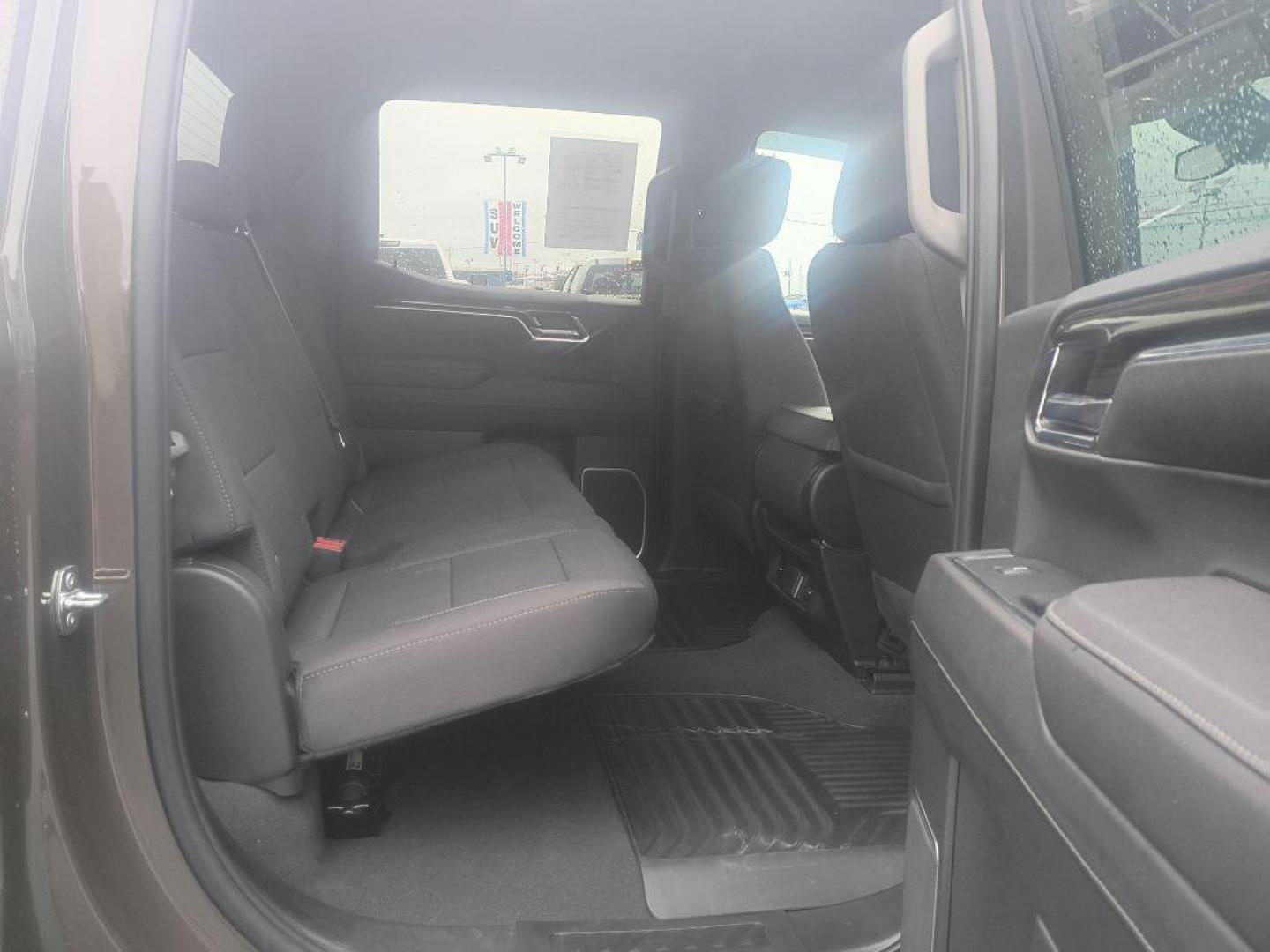 2023 GREEN CHEVROLET SILVERADO 1500 LT (1GCUDDED1PZ) with an 5.3L engine, Automatic transmission, located at 2525 S. Cushman, Fairbanks, AK, 99701, (907) 452-5707, 64.824036, -147.712311 - Photo#4