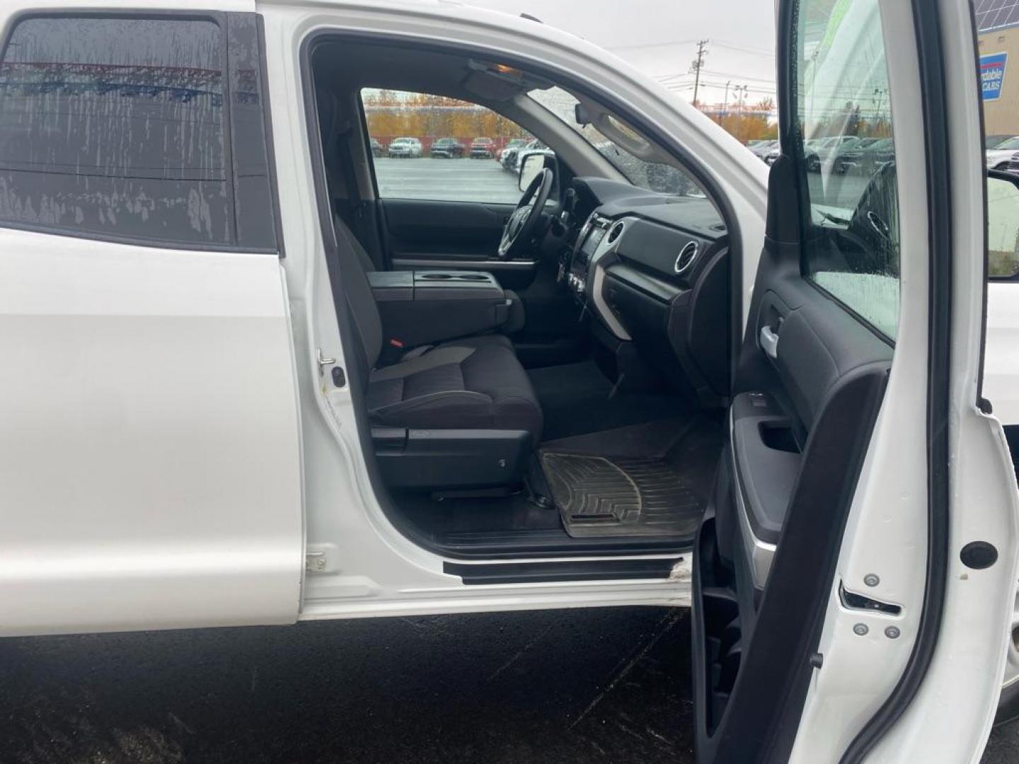 2015 WHITE TOYOTA TUNDRA DOUBLE CAB SR/SR5 (5TFUM5F10FX) with an 4.6L engine, Automatic transmission, located at 2525 S. Cushman, Fairbanks, AK, 99701, (907) 452-5707, 64.824036, -147.712311 - Photo#4