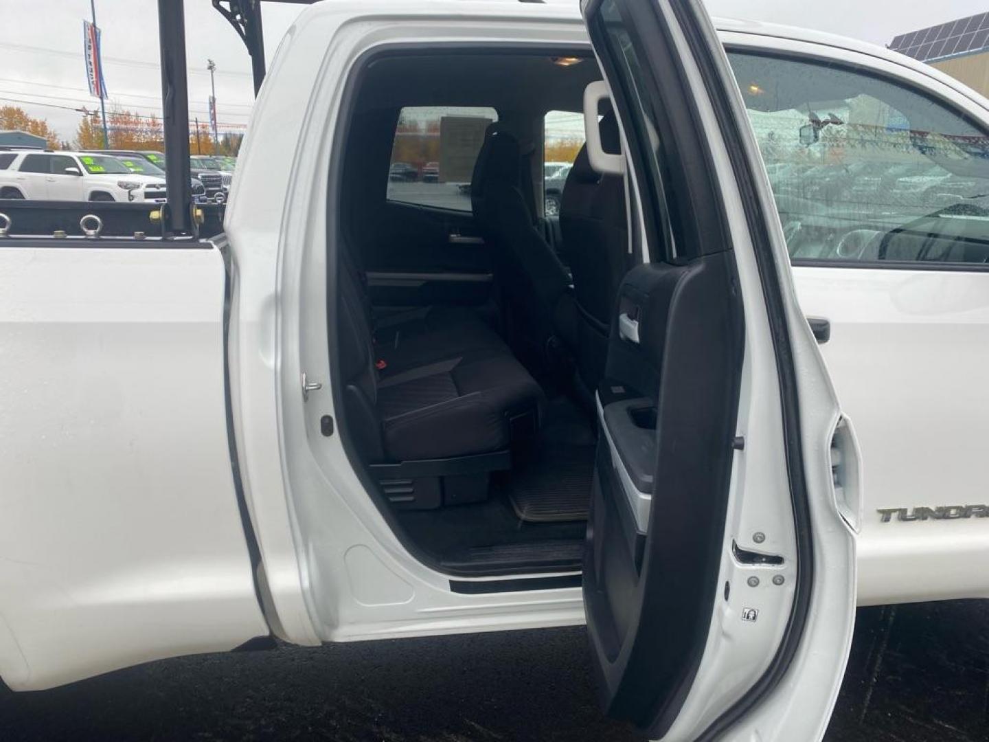 2015 WHITE TOYOTA TUNDRA DOUBLE CAB SR/SR5 (5TFUM5F10FX) with an 4.6L engine, Automatic transmission, located at 2525 S. Cushman, Fairbanks, AK, 99701, (907) 452-5707, 64.824036, -147.712311 - Photo#5