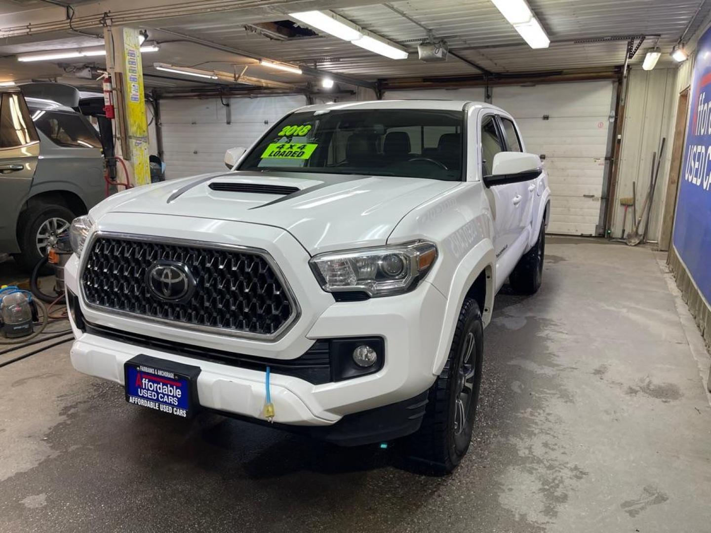 2018 WHITE TOYOTA TACOMA DOUBLE CAB (3TMCZ5AN9JM) with an 3.5L engine, Automatic transmission, located at 2525 S. Cushman, Fairbanks, AK, 99701, (907) 452-5707, 64.824036, -147.712311 - Photo#1