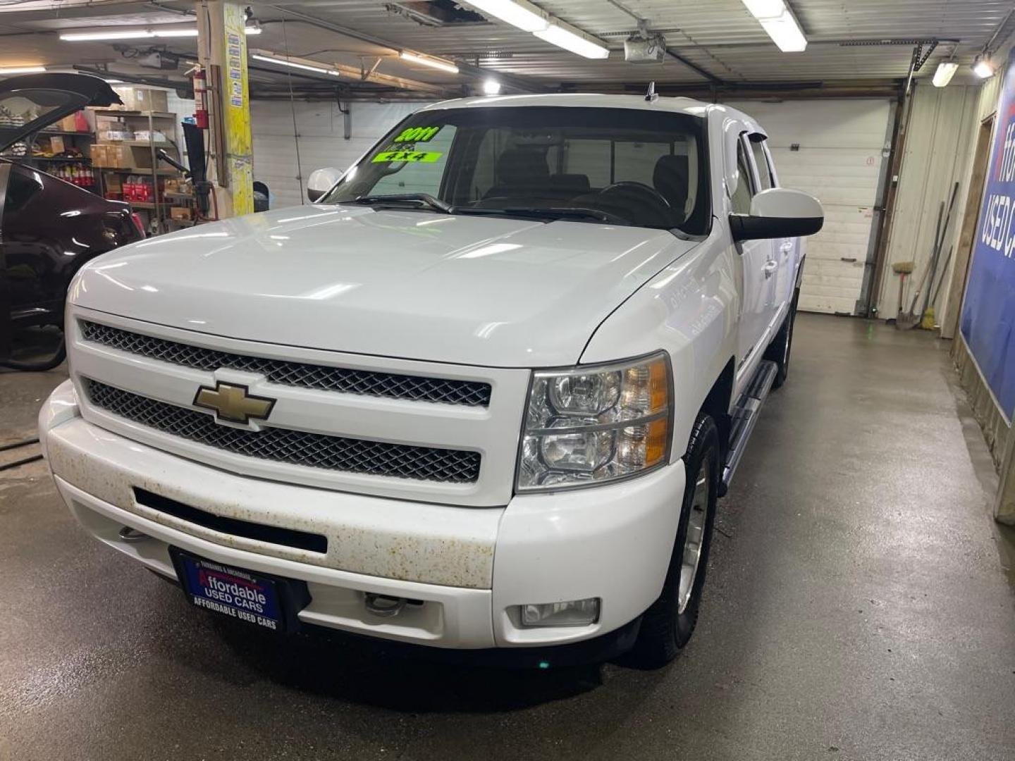 2011 WHITE CHEVROLET SILVERADO 1500 LT (3GCPKSE32BG) with an 5.3L engine, Automatic transmission, located at 2525 S. Cushman, Fairbanks, AK, 99701, (907) 452-5707, 64.824036, -147.712311 - Photo#1