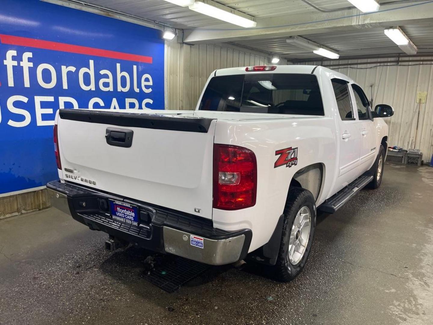 2011 WHITE CHEVROLET SILVERADO 1500 LT (3GCPKSE32BG) with an 5.3L engine, Automatic transmission, located at 2525 S. Cushman, Fairbanks, AK, 99701, (907) 452-5707, 64.824036, -147.712311 - Photo#2