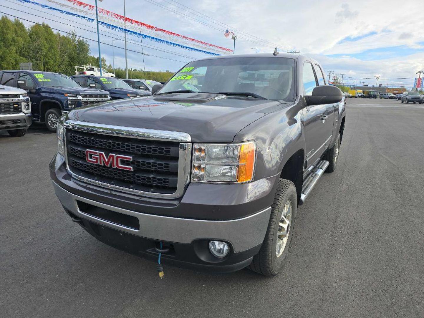 2011 GRAY GMC SIERRA 2500 SLE (1GT220CG9BZ) with an 6.0L engine, Automatic transmission, located at 2525 S. Cushman, Fairbanks, AK, 99701, (907) 452-5707, 64.824036, -147.712311 - Photo#3