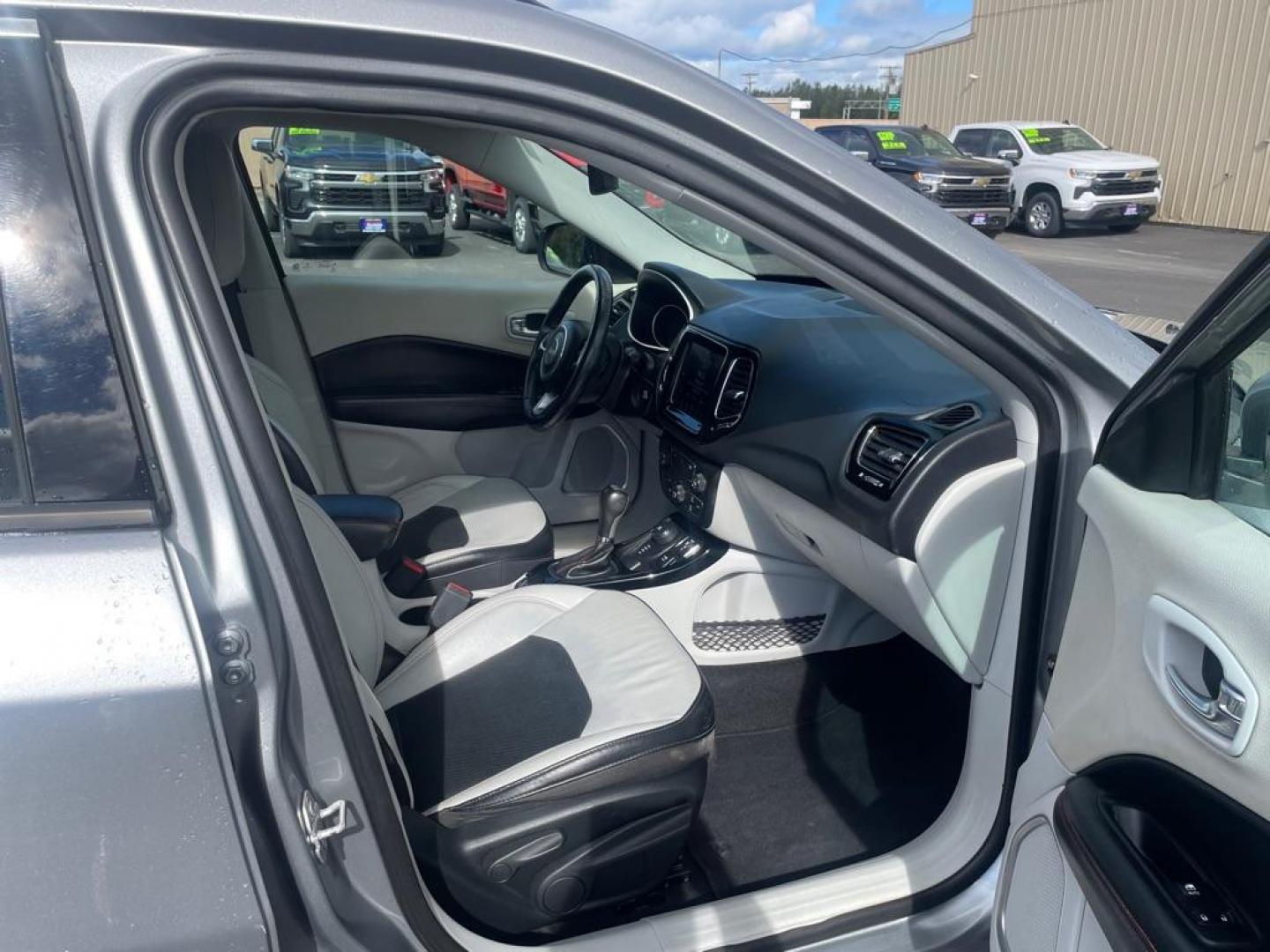 2020 SILVER JEEP COMPASS LIMITED (3C4NJDCB9LT) with an 2.4L engine, Automatic transmission, located at 2525 S. Cushman, Fairbanks, AK, 99701, (907) 452-5707, 64.824036, -147.712311 - Photo#5