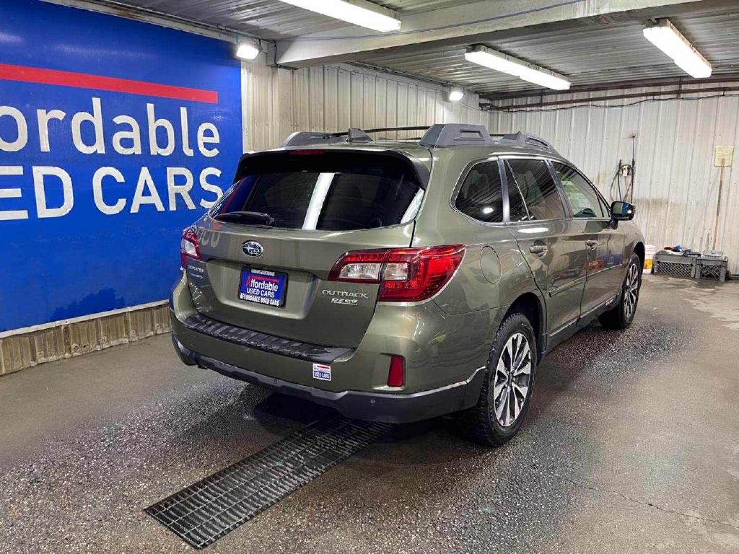 2017 GREEN SUBARU OUTBACK 2.5I LIMITED (4S4BSANC5H3) with an 2.5L engine, Continuously Variable transmission, located at 2525 S. Cushman, Fairbanks, AK, 99701, (907) 452-5707, 64.824036, -147.712311 - Photo#2