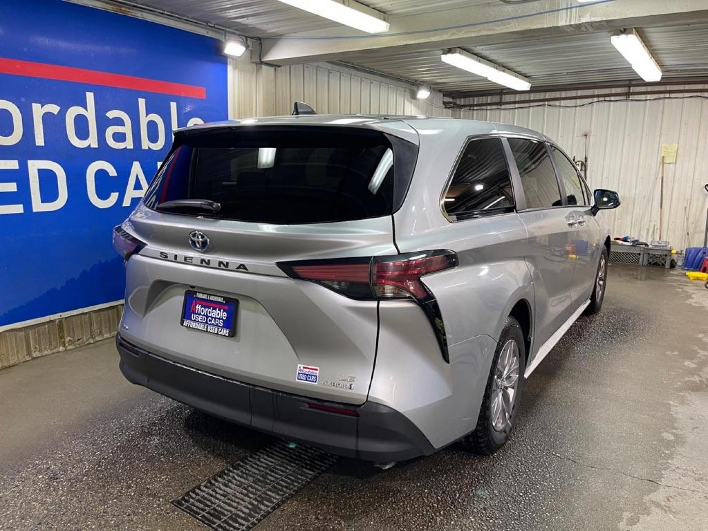 2022 SILVER TOYOTA SIENNA LE (5TDKSKFC1NS) with an 2.5L engine, Continuously Variable transmission, located at 2525 S. Cushman, Fairbanks, AK, 99701, (907) 452-5707, 64.824036, -147.712311 - Photo#2