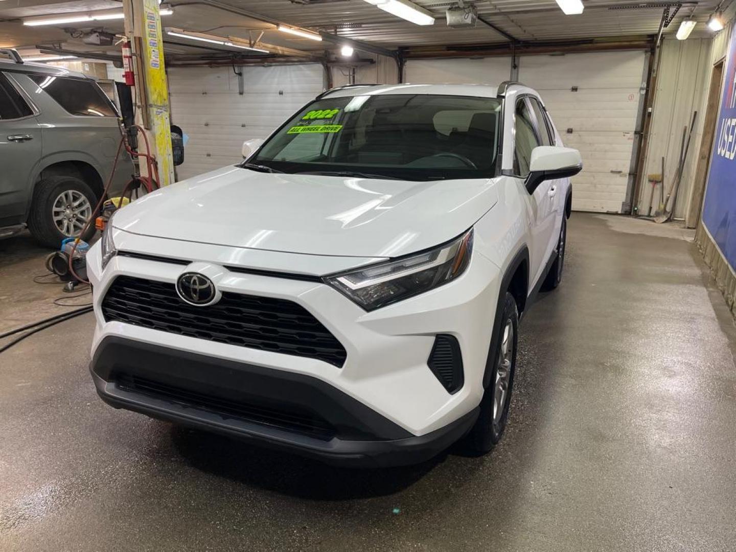 2022 WHITE TOYOTA RAV4 XLE (2T3P1RFV8NW) with an 2.5L engine, Automatic transmission, located at 2525 S. Cushman, Fairbanks, AK, 99701, (907) 452-5707, 64.824036, -147.712311 - Photo#1