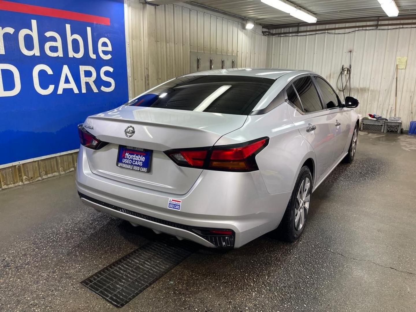 2019 SILVER NISSAN ALTIMA S (1N4BL4BV0KC) with an 2.5L engine, Continuously Variable transmission, located at 2525 S. Cushman, Fairbanks, AK, 99701, (907) 452-5707, 64.824036, -147.712311 - Photo#2