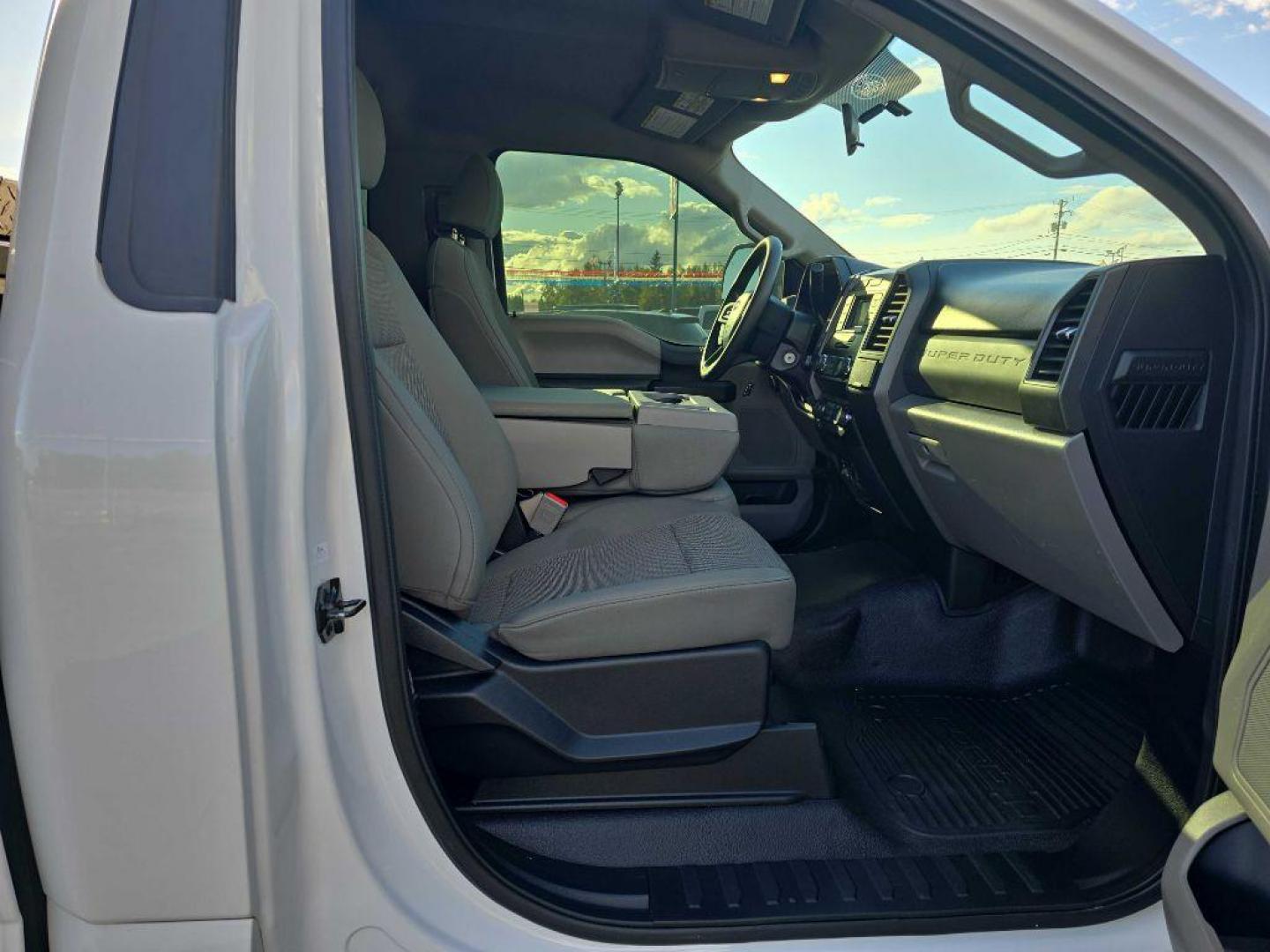 2019 WHITE FORD F250 SUPER DUTY (1FTBF2B68KE) with an 6.2L engine, Automatic transmission, located at 2525 S. Cushman, Fairbanks, AK, 99701, (907) 452-5707, 64.824036, -147.712311 - Photo#3