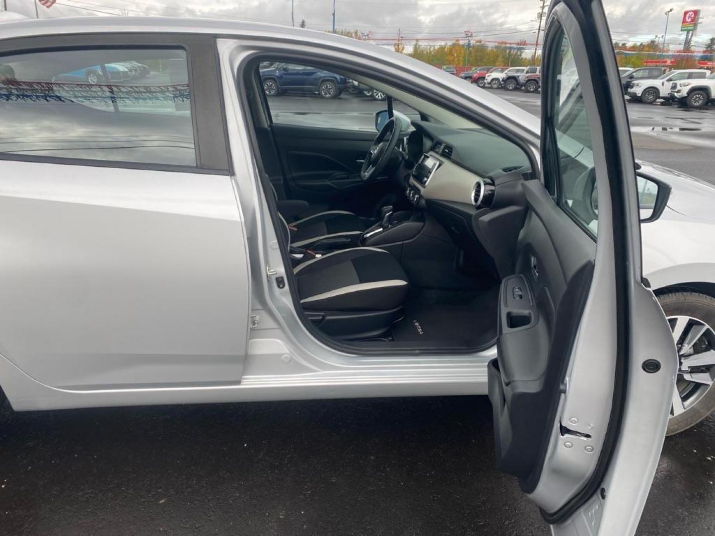 2020 SILVER NISSAN VERSA SV (3N1CN8EVXLL) with an 1.6L engine, Continuously Variable transmission, located at 2525 S. Cushman, Fairbanks, AK, 99701, (907) 452-5707, 64.824036, -147.712311 - Photo#4