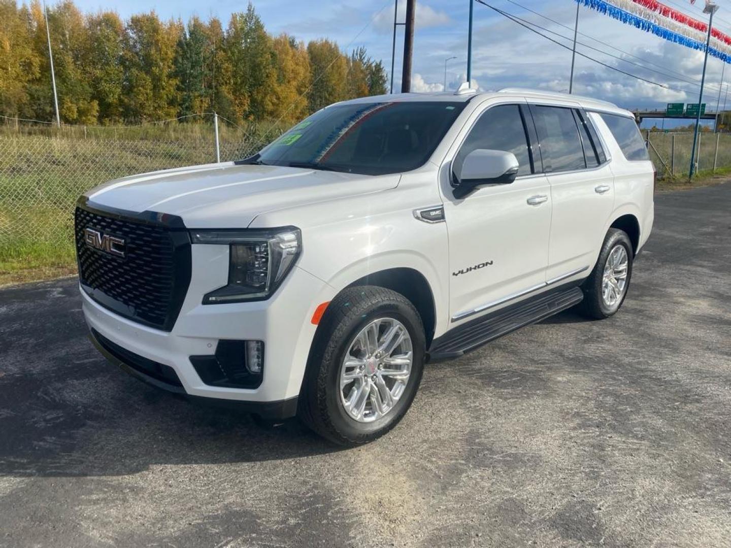 2021 WHITE GMC YUKON SLT (1GKS2BKD5MR) with an 5.3L engine, Automatic transmission, located at 2525 S. Cushman, Fairbanks, AK, 99701, (907) 452-5707, 64.824036, -147.712311 - Photo#0