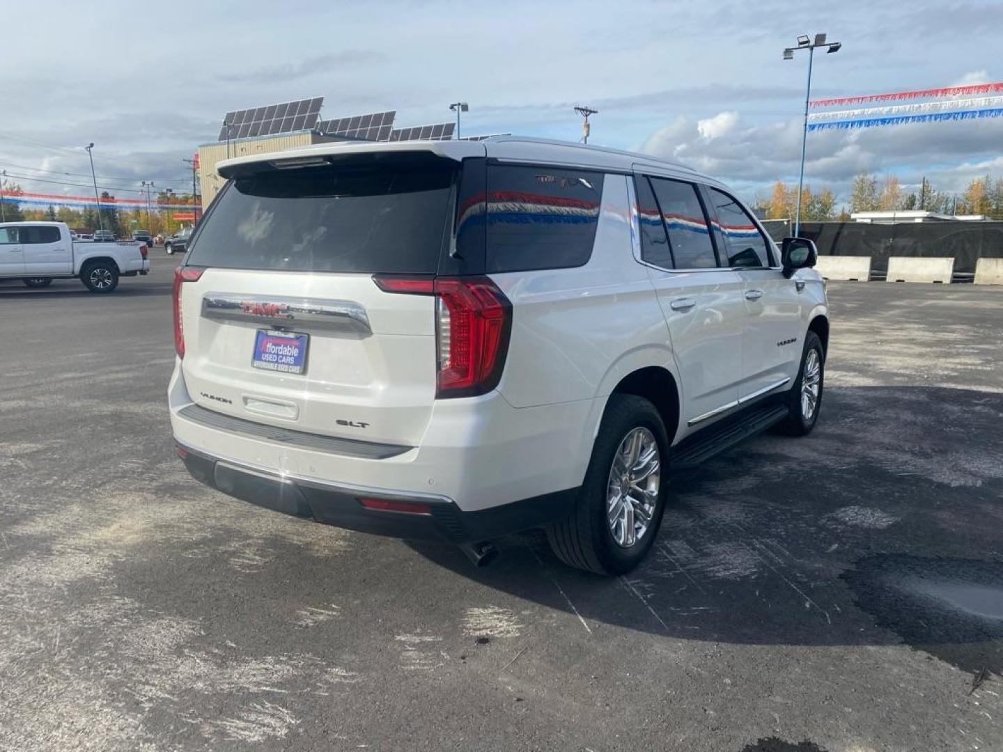 2021 WHITE GMC YUKON SLT (1GKS2BKD5MR) with an 5.3L engine, Automatic transmission, located at 2525 S. Cushman, Fairbanks, AK, 99701, (907) 452-5707, 64.824036, -147.712311 - Photo#2