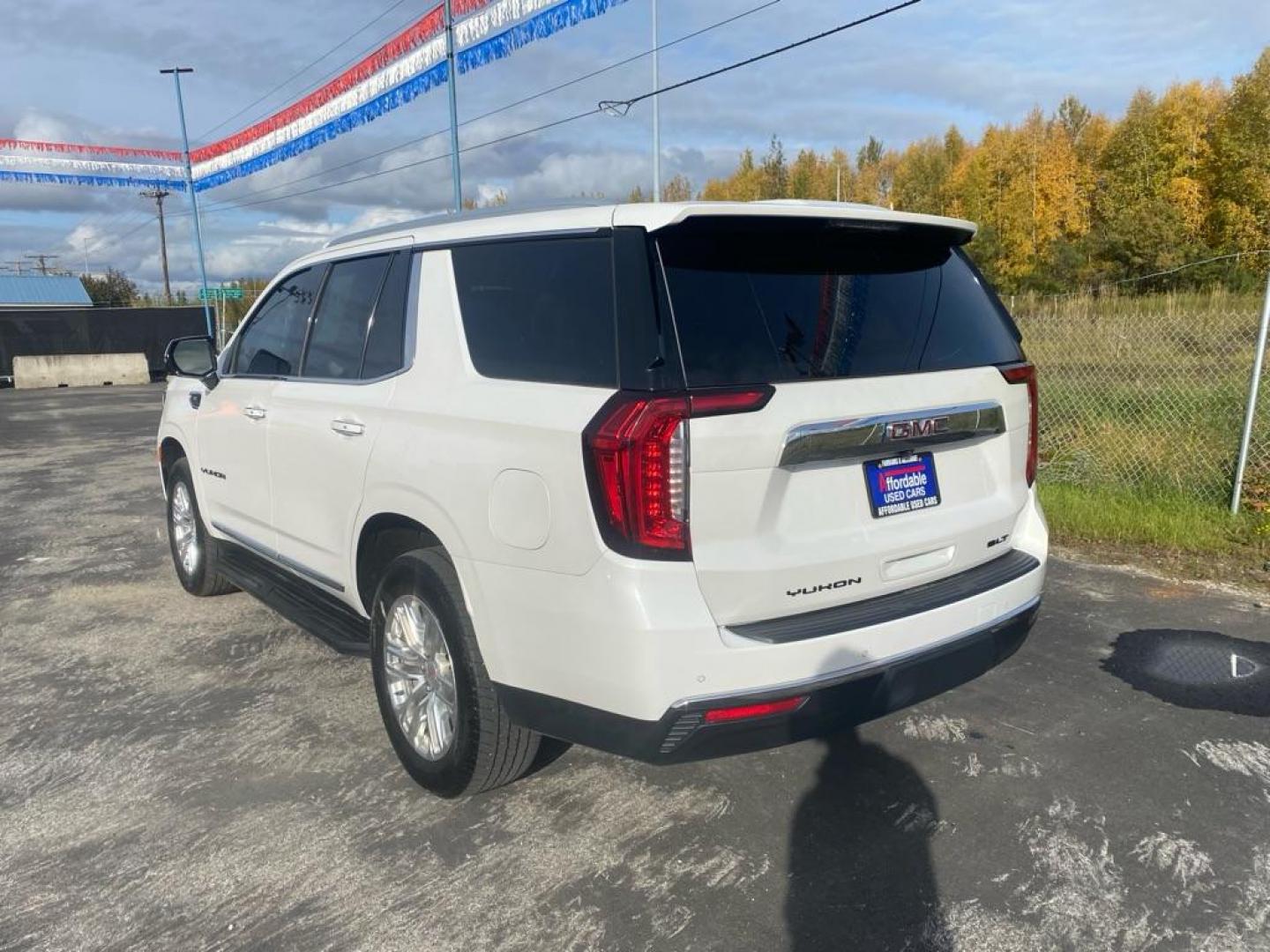 2021 WHITE GMC YUKON SLT (1GKS2BKD5MR) with an 5.3L engine, Automatic transmission, located at 2525 S. Cushman, Fairbanks, AK, 99701, (907) 452-5707, 64.824036, -147.712311 - Photo#3