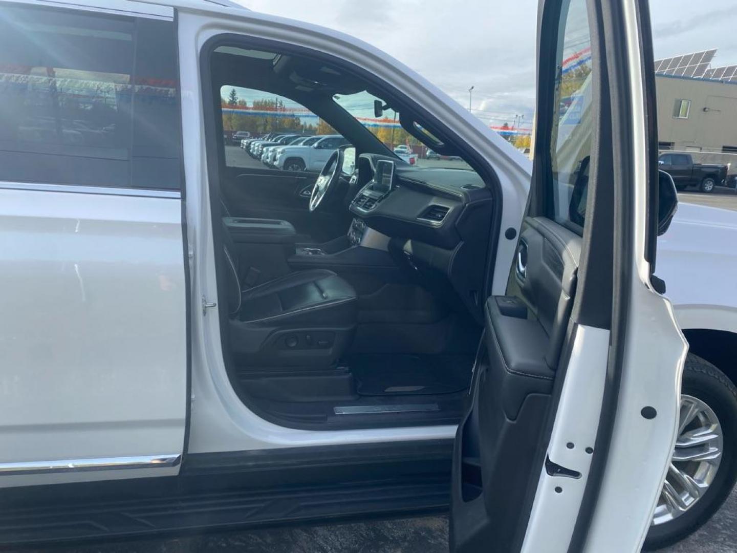 2021 WHITE GMC YUKON SLT (1GKS2BKD5MR) with an 5.3L engine, Automatic transmission, located at 2525 S. Cushman, Fairbanks, AK, 99701, (907) 452-5707, 64.824036, -147.712311 - Photo#4