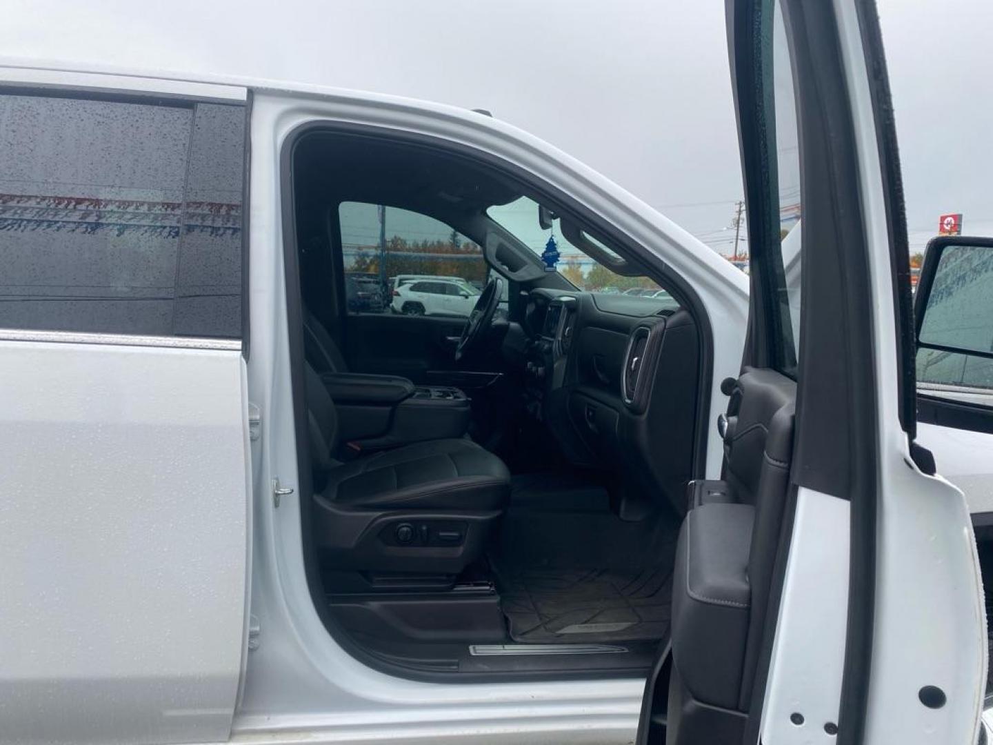 2023 WHITE CHEVROLET SILVERADO 3500 LTZ (1GC4YUEYXPF) with an 6.6L engine, Automatic transmission, located at 2525 S. Cushman, Fairbanks, AK, 99701, (907) 452-5707, 64.824036, -147.712311 - Photo#4