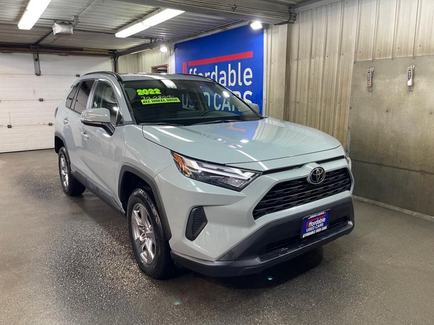 2022 GRAY TOYOTA RAV4 XLE (2T3P1RFV8NW) with an 2.5L engine, Automatic transmission, located at 2525 S. Cushman, Fairbanks, AK, 99701, (907) 452-5707, 64.824036, -147.712311 - Photo#0