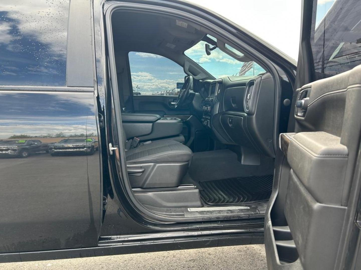 2022 BLACK CHEVROLET SILVERADO 2500 HEAVY DUTY LT (2GC4YNEY9N1) with an 6.6L engine, Automatic transmission, located at 2525 S. Cushman, Fairbanks, AK, 99701, (907) 452-5707, 64.824036, -147.712311 - Photo#4