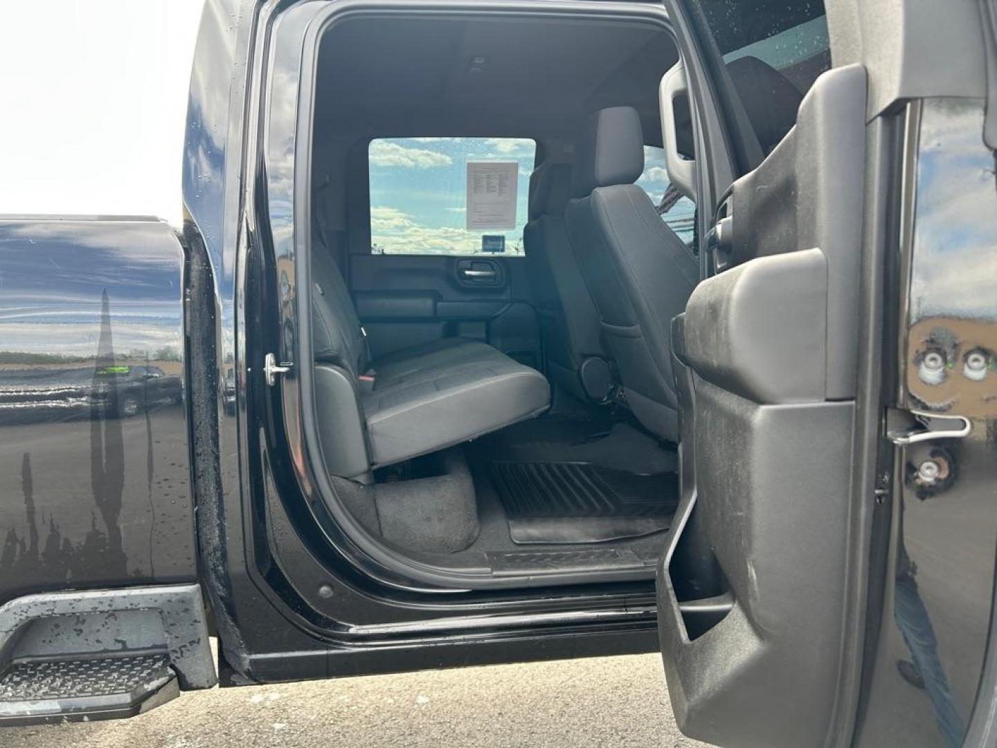 2022 BLACK CHEVROLET SILVERADO 2500 HEAVY DUTY LT (2GC4YNEY9N1) with an 6.6L engine, Automatic transmission, located at 2525 S. Cushman, Fairbanks, AK, 99701, (907) 452-5707, 64.824036, -147.712311 - Photo#5
