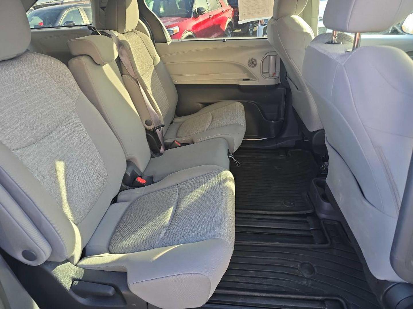 2022 TOYOTA SIENNA LE (5TDKRKEC0NS) with an 2.5L engine, Continuously Variable transmission, located at 2525 S. Cushman, Fairbanks, AK, 99701, (907) 452-5707, 64.824036, -147.712311 - Photo#4