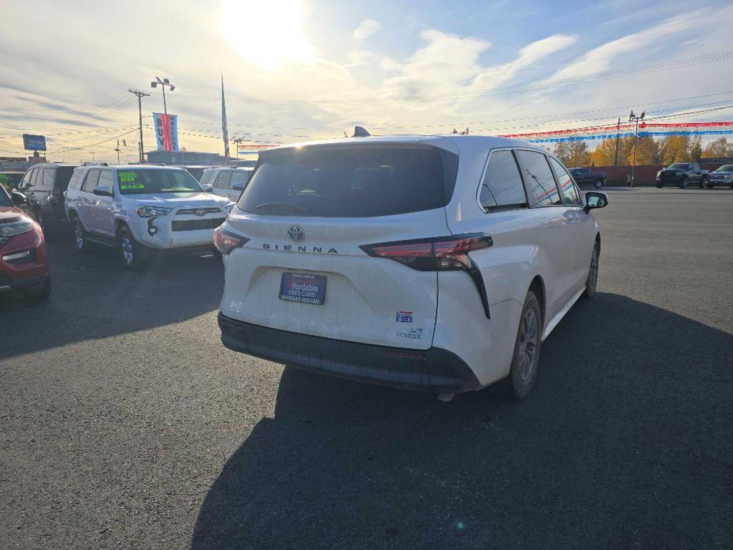 2022 TOYOTA SIENNA LE (5TDKRKEC0NS) with an 2.5L engine, Continuously Variable transmission, located at 2525 S. Cushman, Fairbanks, AK, 99701, (907) 452-5707, 64.824036, -147.712311 - Photo#2