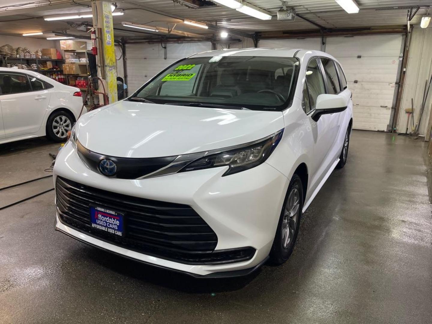 2022 WHITE TOYOTA SIENNA HYBRD LE LE (5TDKRKEC0NS) with an 2.5L engine, Continuously Variable transmission, located at 2525 S. Cushman, Fairbanks, AK, 99701, (907) 452-5707, 64.824036, -147.712311 - Photo#1