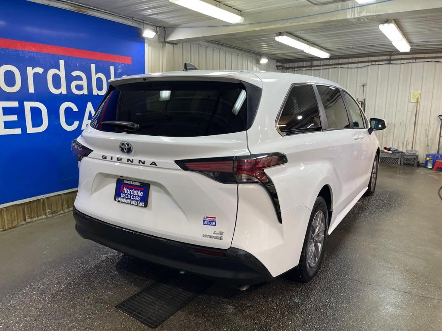 2022 WHITE TOYOTA SIENNA HYBRD LE LE (5TDKRKEC0NS) with an 2.5L engine, Continuously Variable transmission, located at 2525 S. Cushman, Fairbanks, AK, 99701, (907) 452-5707, 64.824036, -147.712311 - Photo#2