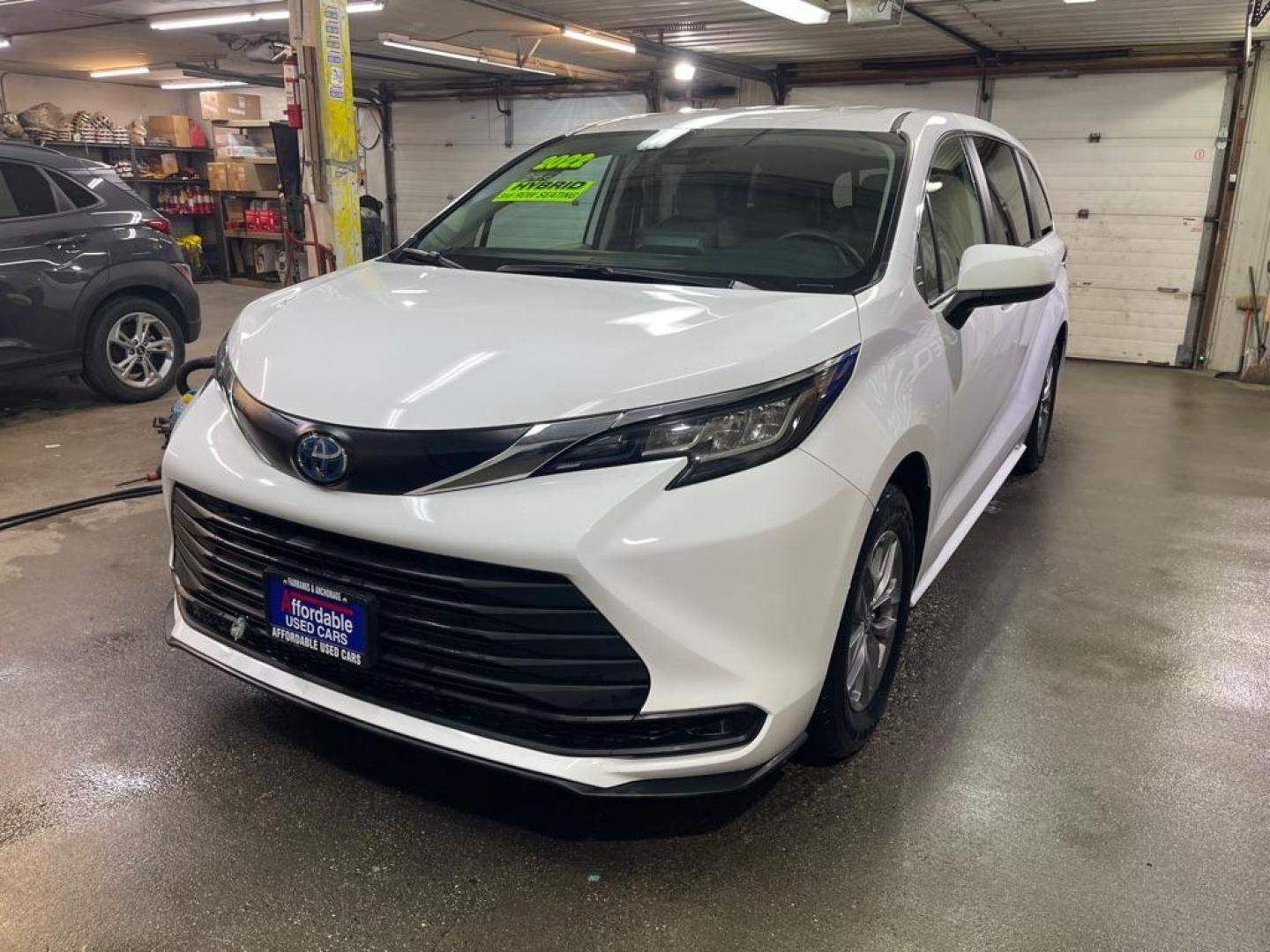 2022 WHITE TOYOTA SIENNA HYBRD LE LE (5TDKRKEC1NS) with an 2.5L engine, Continuously Variable transmission, located at 2525 S. Cushman, Fairbanks, AK, 99701, (907) 452-5707, 64.824036, -147.712311 - Photo#1