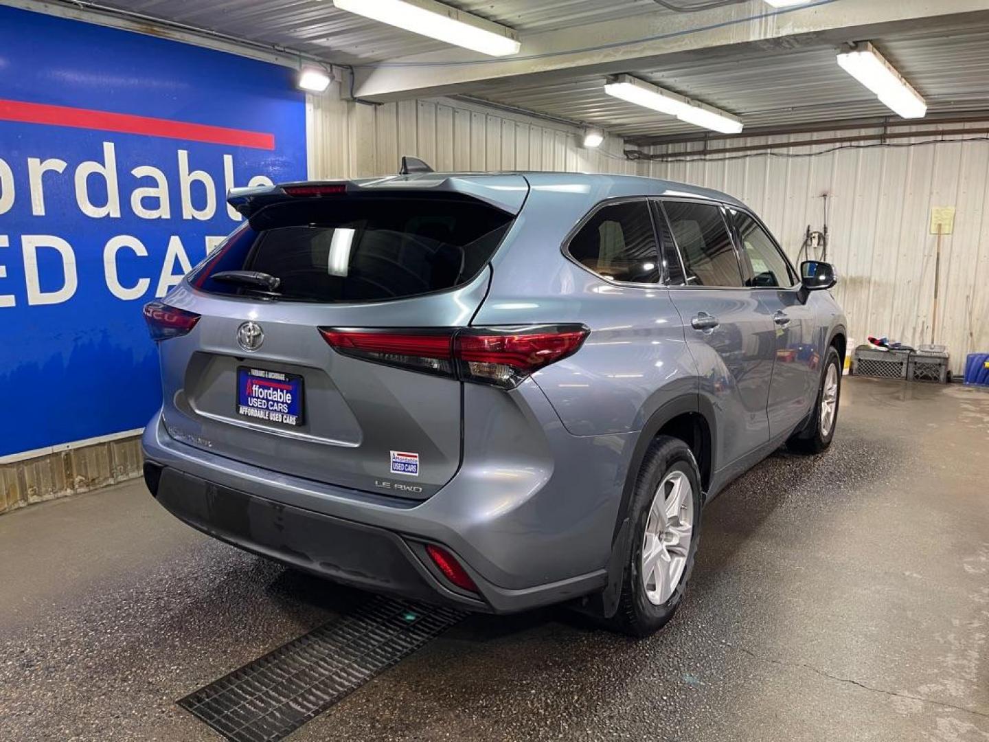 2022 BLUE TOYOTA HIGHLANDER LE L (5TDBZRBH7NS) with an 3.5L engine, Automatic transmission, located at 2525 S. Cushman, Fairbanks, AK, 99701, (907) 452-5707, 64.824036, -147.712311 - Photo#2