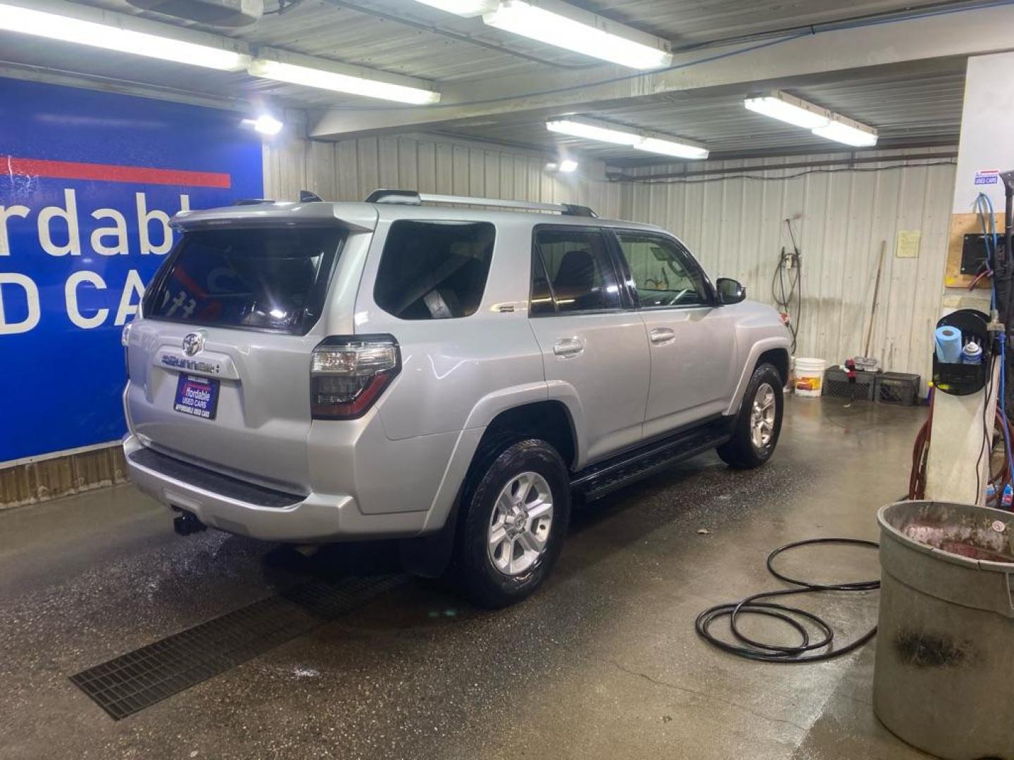 2022 SILVER TOYOTA 4RUNNER SR5 SR5/SR5 PREMIUM (JTEMU5JR8N6) with an 4.0L engine, Automatic transmission, located at 2525 S. Cushman, Fairbanks, AK, 99701, (907) 452-5707, 64.824036, -147.712311 - Photo#2