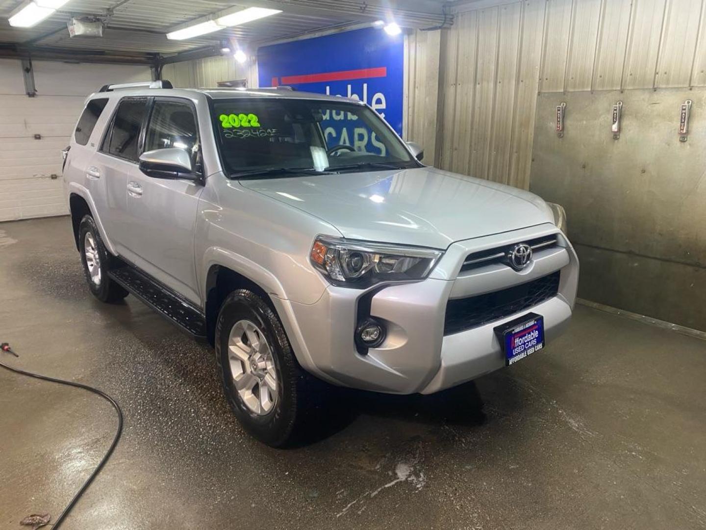 2022 SILVER TOYOTA 4RUNNER SR5 SR5/SR5 PREMIUM (JTEMU5JR7N6) with an 4.0L engine, Automatic transmission, located at 2525 S. Cushman, Fairbanks, AK, 99701, (907) 452-5707, 64.824036, -147.712311 - Photo#0