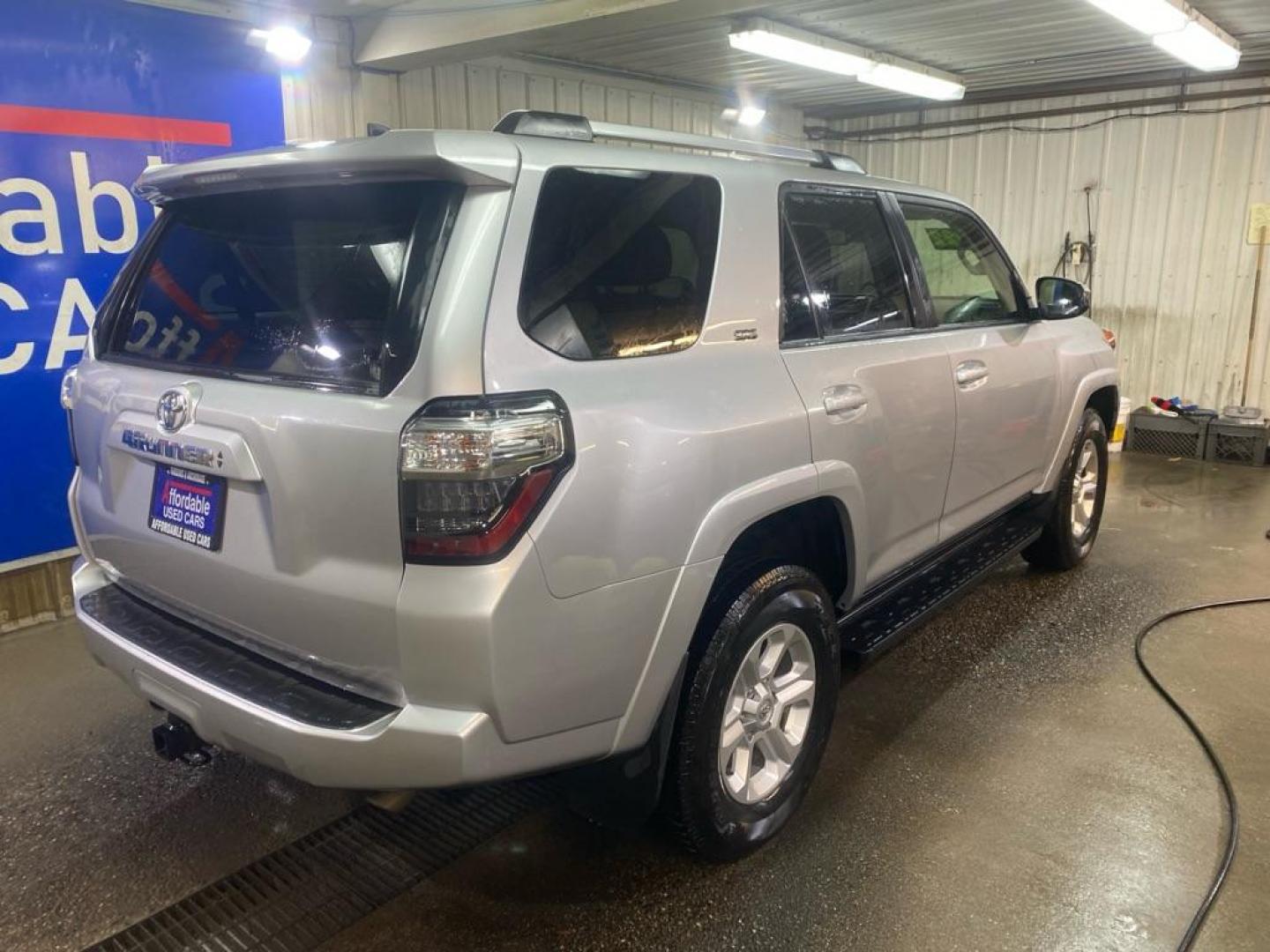 2022 SILVER TOYOTA 4RUNNER SR5 SR5/SR5 PREMIUM (JTEMU5JR7N6) with an 4.0L engine, Automatic transmission, located at 2525 S. Cushman, Fairbanks, AK, 99701, (907) 452-5707, 64.824036, -147.712311 - Photo#2