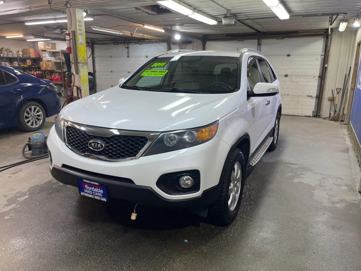 2011 WHITE KIA SORENTO BASE (5XYKTDA1XBG) with an 2.4L engine, Automatic transmission, located at 2525 S. Cushman, Fairbanks, AK, 99701, (907) 452-5707, 64.824036, -147.712311 - Photo#1