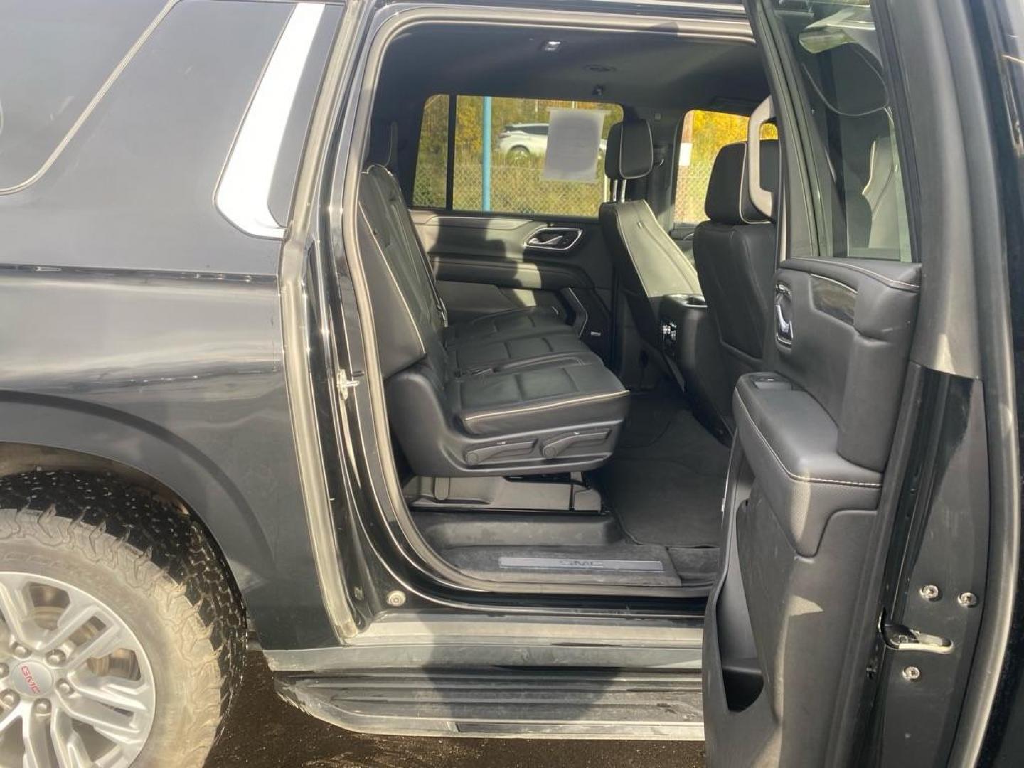 2023 BLACK GMC YUKON XL 1500 SLT (1GKS2GKD6PR) with an 5.3L engine, Automatic transmission, located at 2525 S. Cushman, Fairbanks, AK, 99701, (907) 452-5707, 64.824036, -147.712311 - Photo#5