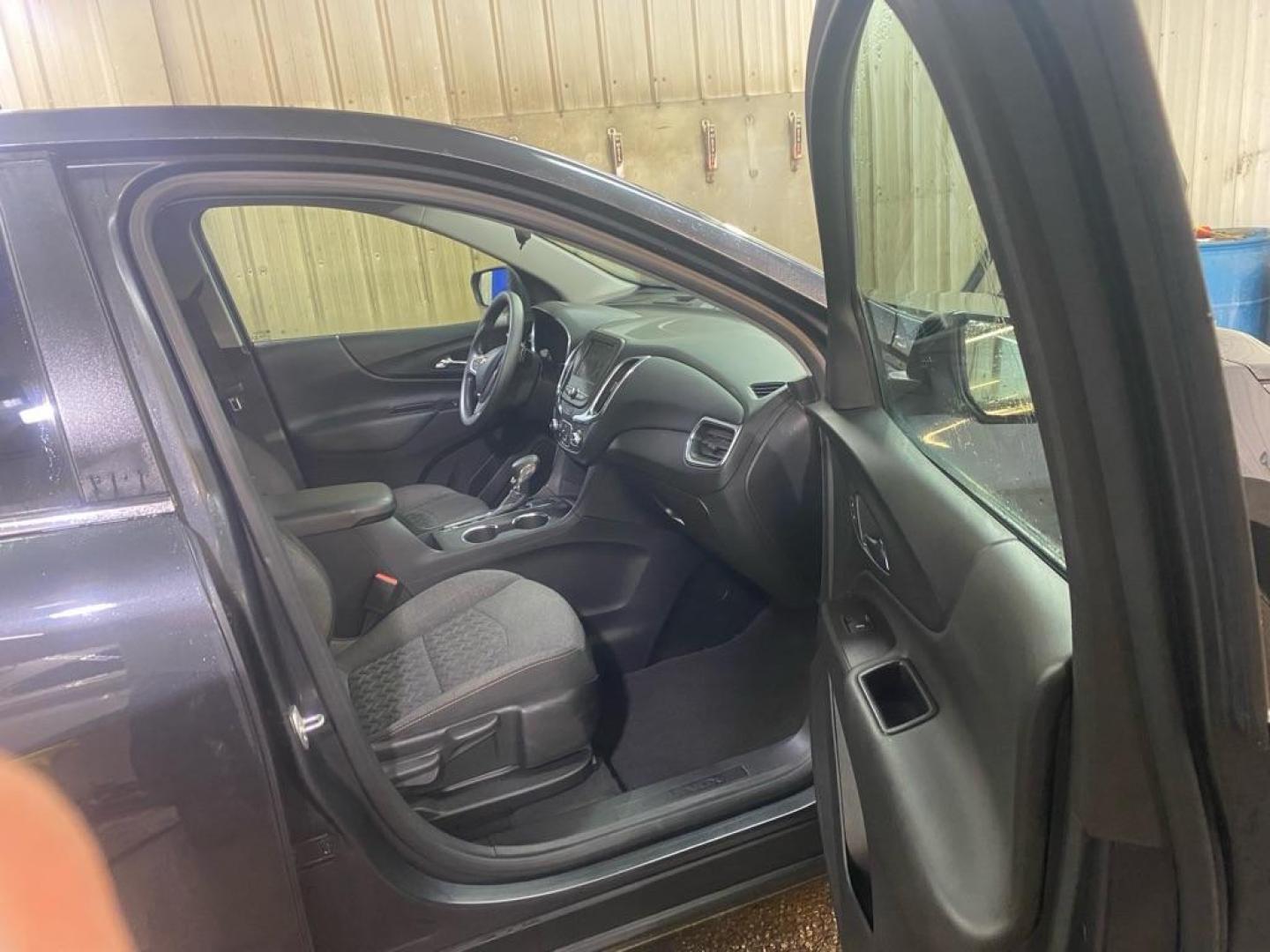 2022 GRAY CHEVROLET EQUINOX LT (2GNAXUEV1N6) with an 1.5L engine, Automatic transmission, located at 2525 S. Cushman, Fairbanks, AK, 99701, (907) 452-5707, 64.824036, -147.712311 - Photo#3