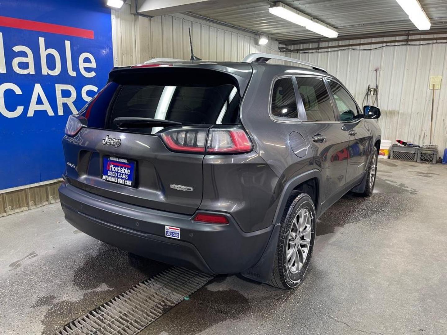 2021 GRAY JEEP CHEROKEE LATITUDE PLUS (1C4PJMLB0MD) with an 2.4L engine, Automatic transmission, located at 2525 S. Cushman, Fairbanks, AK, 99701, (907) 452-5707, 64.824036, -147.712311 - Photo#2