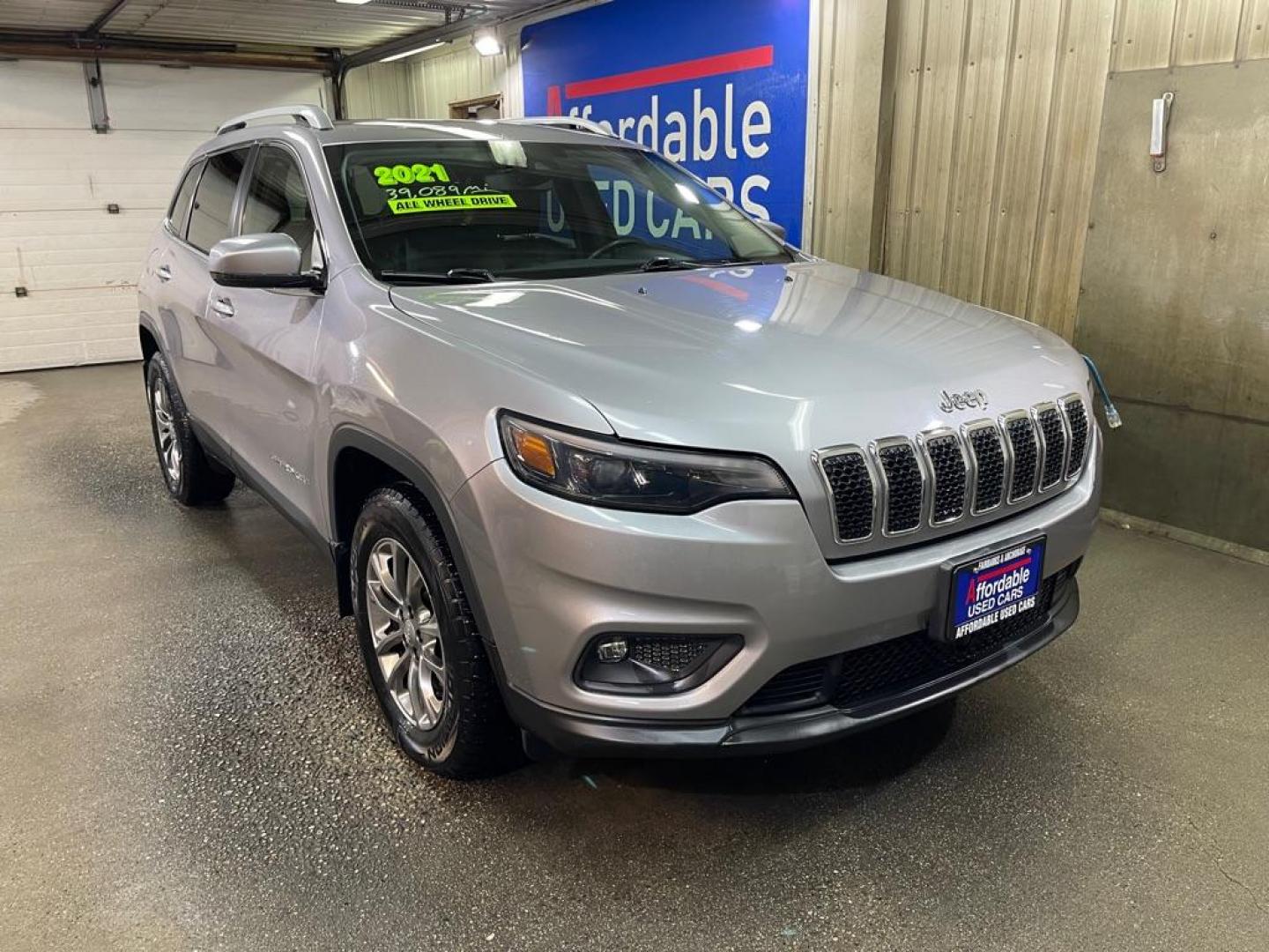 2021 SILVER JEEP CHEROKEE LATITUDE PLUS (1C4PJMLB7MD) with an 2.4L engine, Automatic transmission, located at 2525 S. Cushman, Fairbanks, AK, 99701, (907) 452-5707, 64.824036, -147.712311 - Photo#0