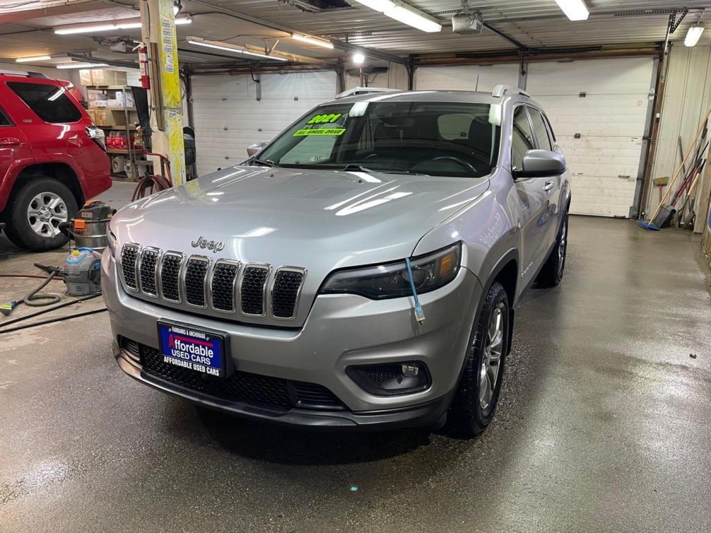 2021 SILVER JEEP CHEROKEE LATITUDE PLUS (1C4PJMLB7MD) with an 2.4L engine, Automatic transmission, located at 2525 S. Cushman, Fairbanks, AK, 99701, (907) 452-5707, 64.824036, -147.712311 - Photo#1