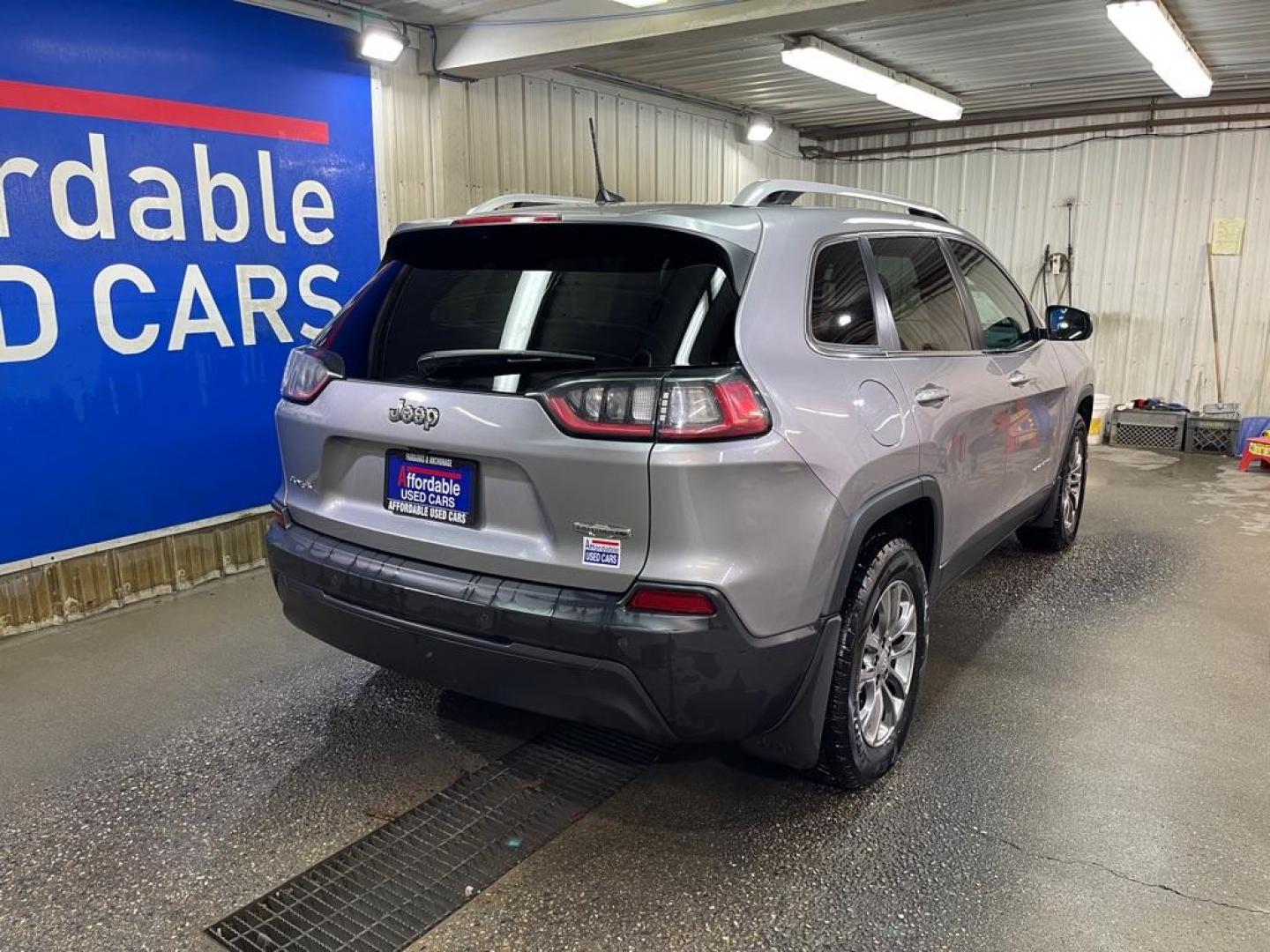 2021 SILVER JEEP CHEROKEE LATITUDE PLUS (1C4PJMLB7MD) with an 2.4L engine, Automatic transmission, located at 2525 S. Cushman, Fairbanks, AK, 99701, (907) 452-5707, 64.824036, -147.712311 - Photo#2