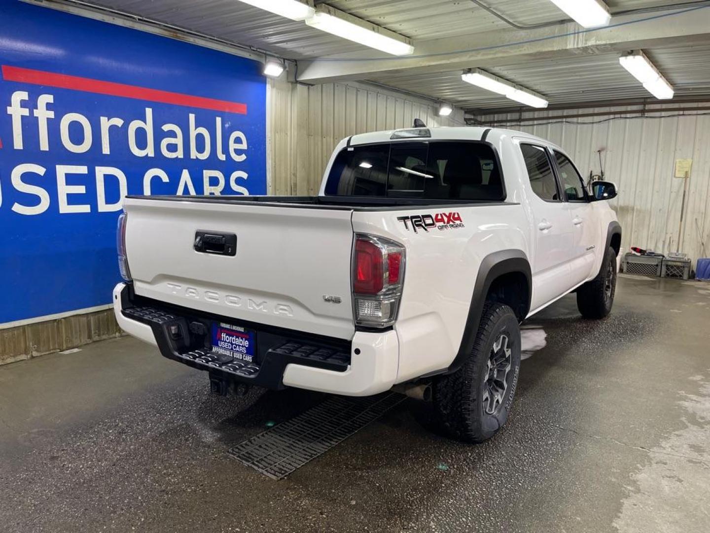 2022 WHITE TOYOTA TACOMA DOUBLE CAB (3TMCZ5AN8NM) with an 3.5L engine, Automatic transmission, located at 2525 S. Cushman, Fairbanks, AK, 99701, (907) 452-5707, 64.824036, -147.712311 - Photo#2